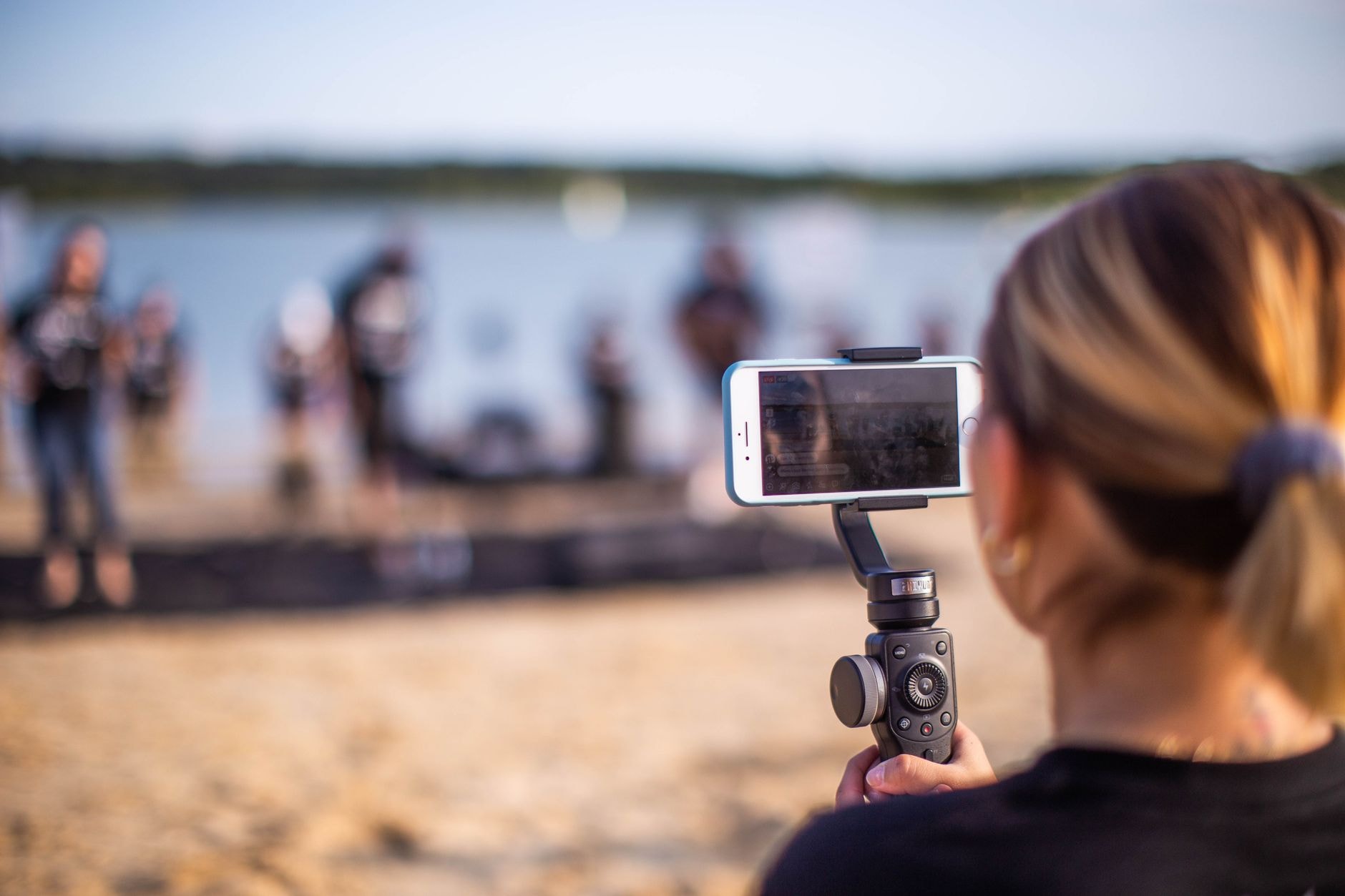 Smartphone filmant une scène en extérieur