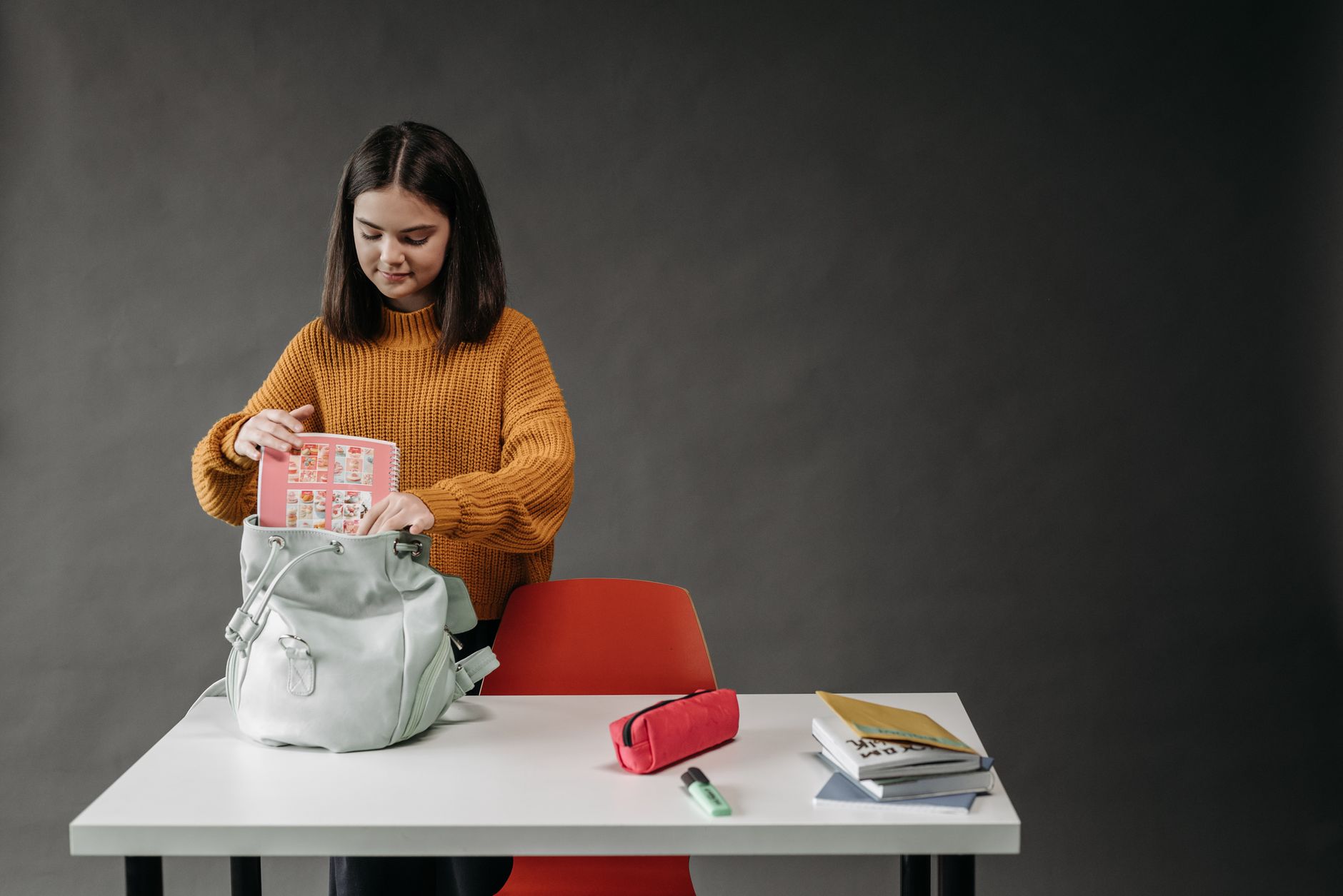 Fournitures scolaires neuves posées sur un bureau avant la rentrée