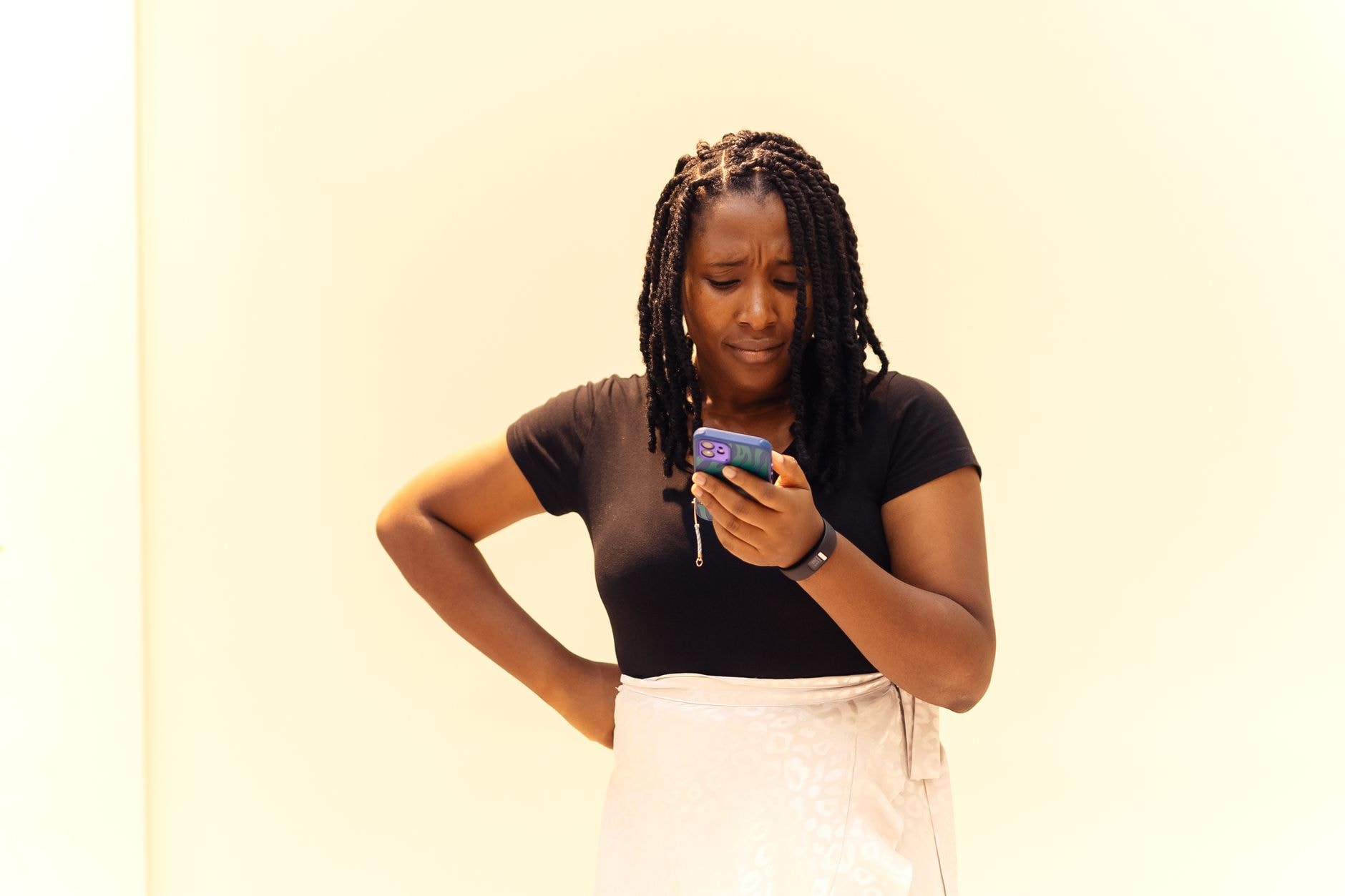 Personne consultant un message suspect sur son smartphone