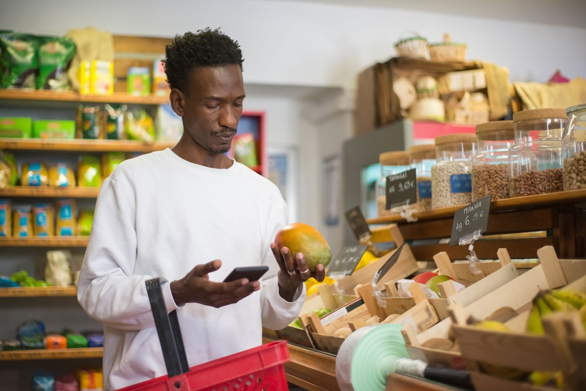 Client vérifiant un prix sur son smartphone en magasin