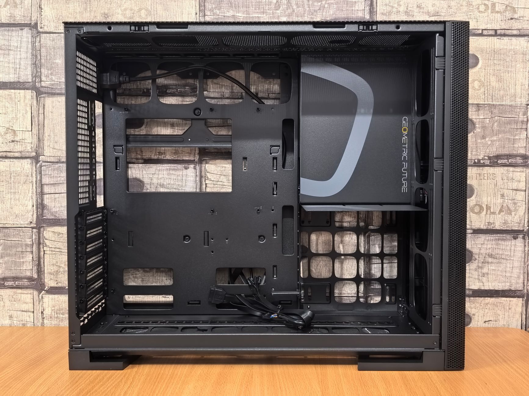 Boîtier de PC ouvert pendant un montage