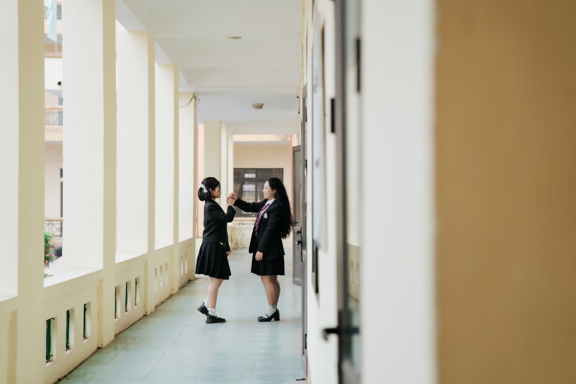 Élèves japonais en uniforme dans un couloir d'école