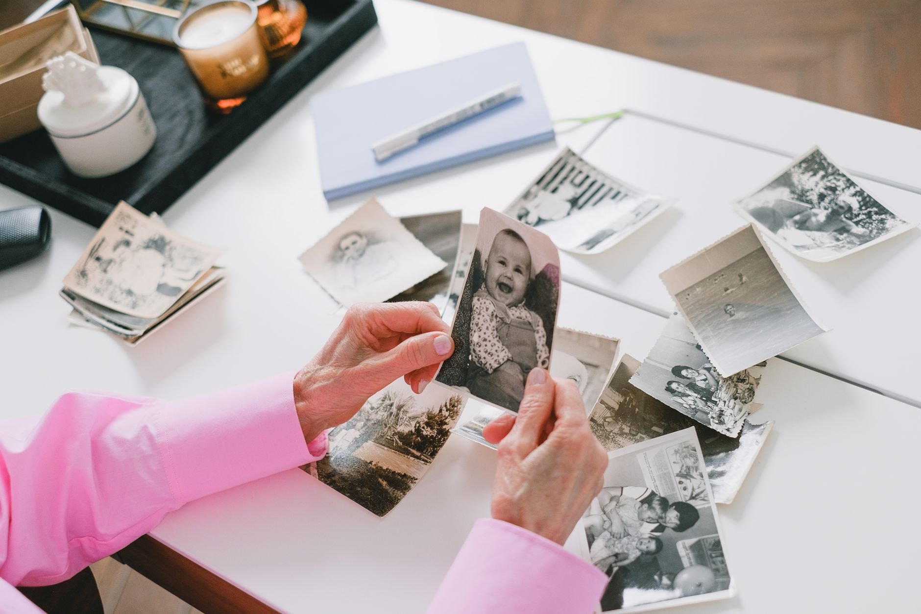 Photographe triant ses images sur une tablette