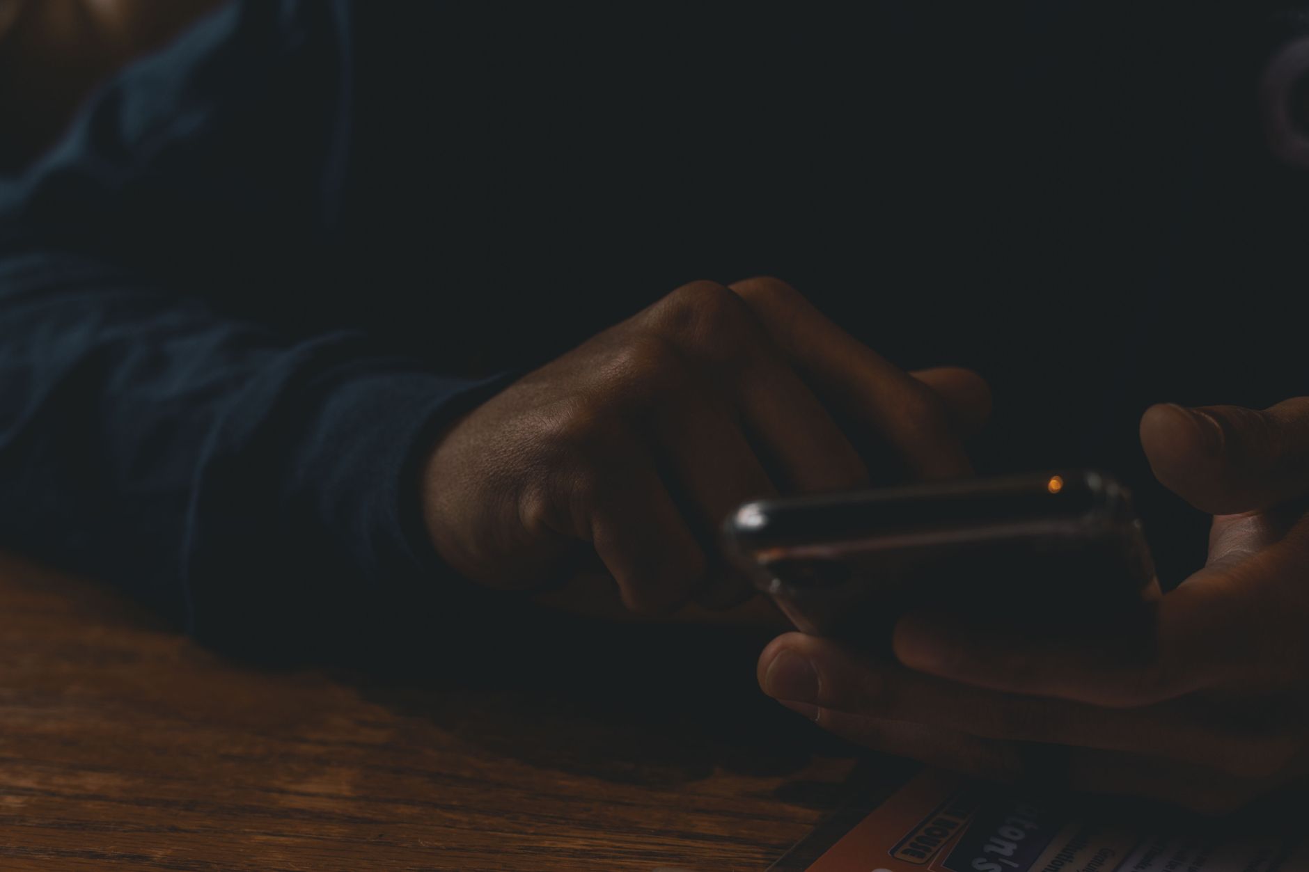 Personne consultant son téléphone tard le soir
