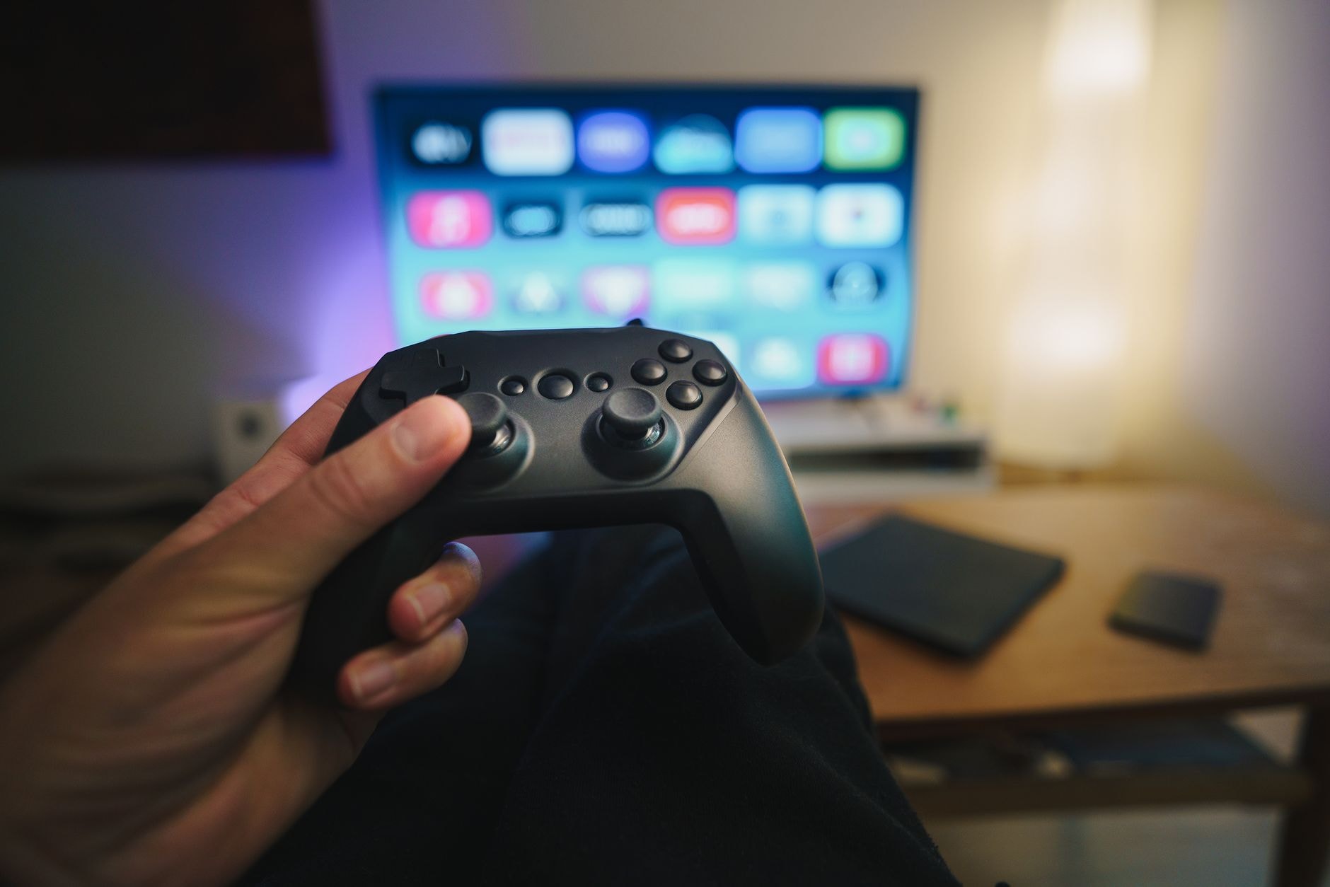 Manette de jeu vidéo posée devant un écran