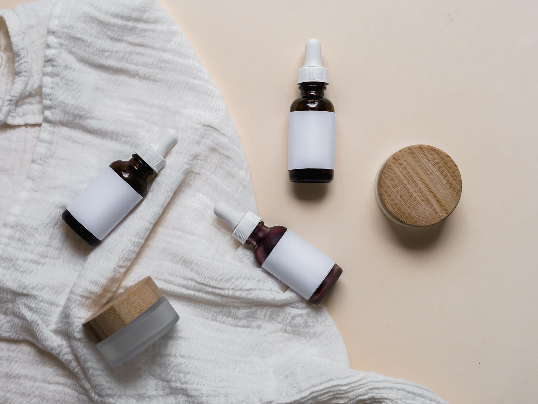 Flacons de sérum et pots de soin pour la peau