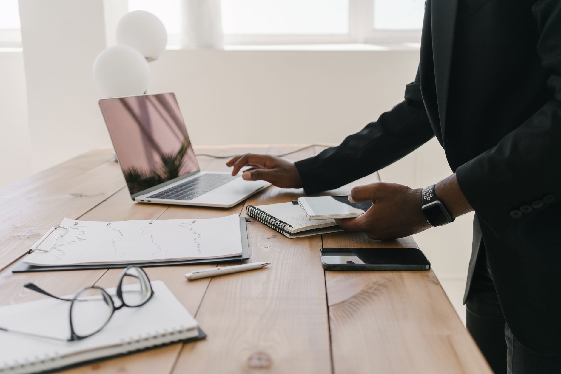 Documents administratifs posés à côté d'un ordinateur portable