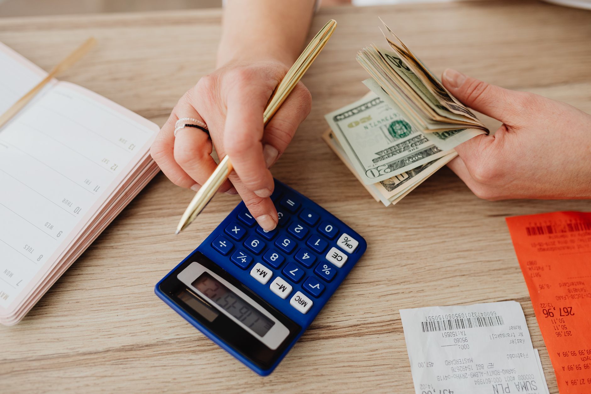 Calcul de budget automobile avec calculatrice et documents