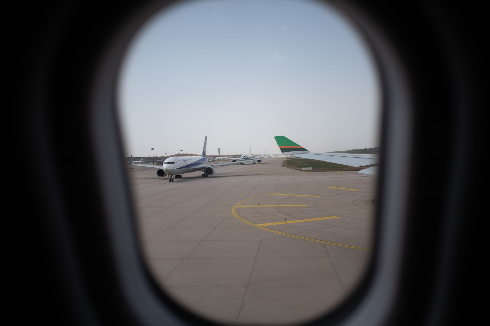 Avion au décollage depuis un aéroport