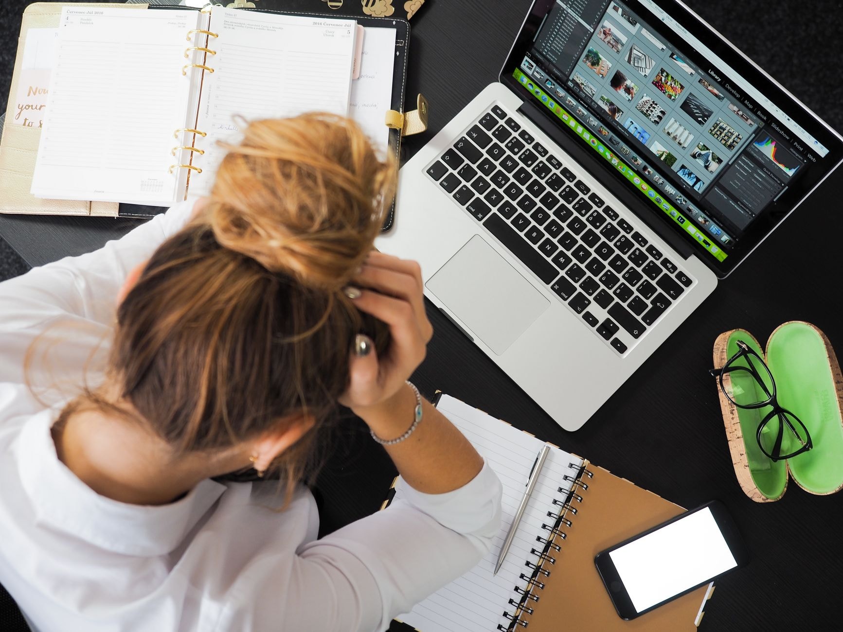 Personne perplexe devant l'écran de son ordinateur
