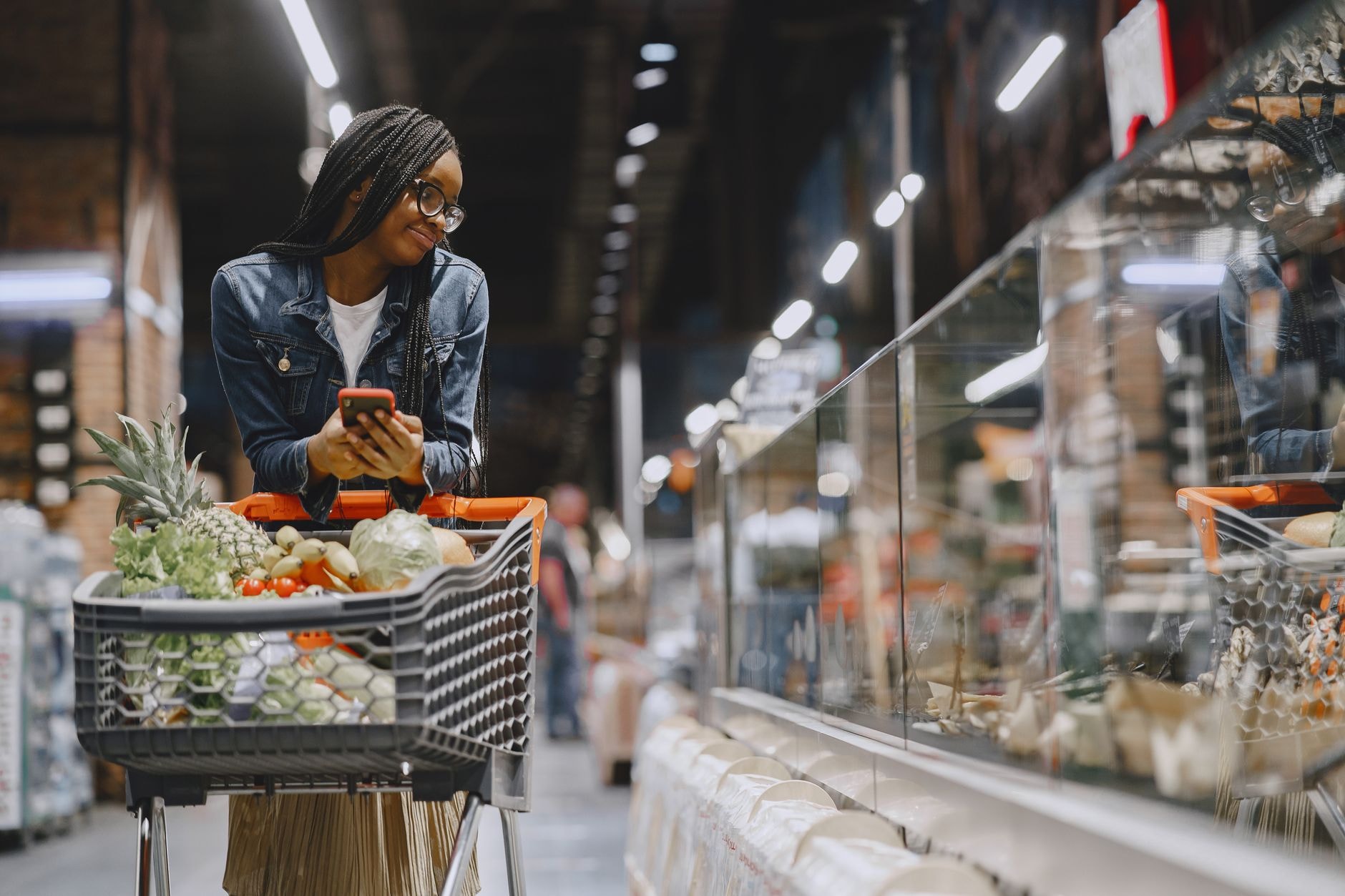 Cliente remplissant son panier de courses au supermarché