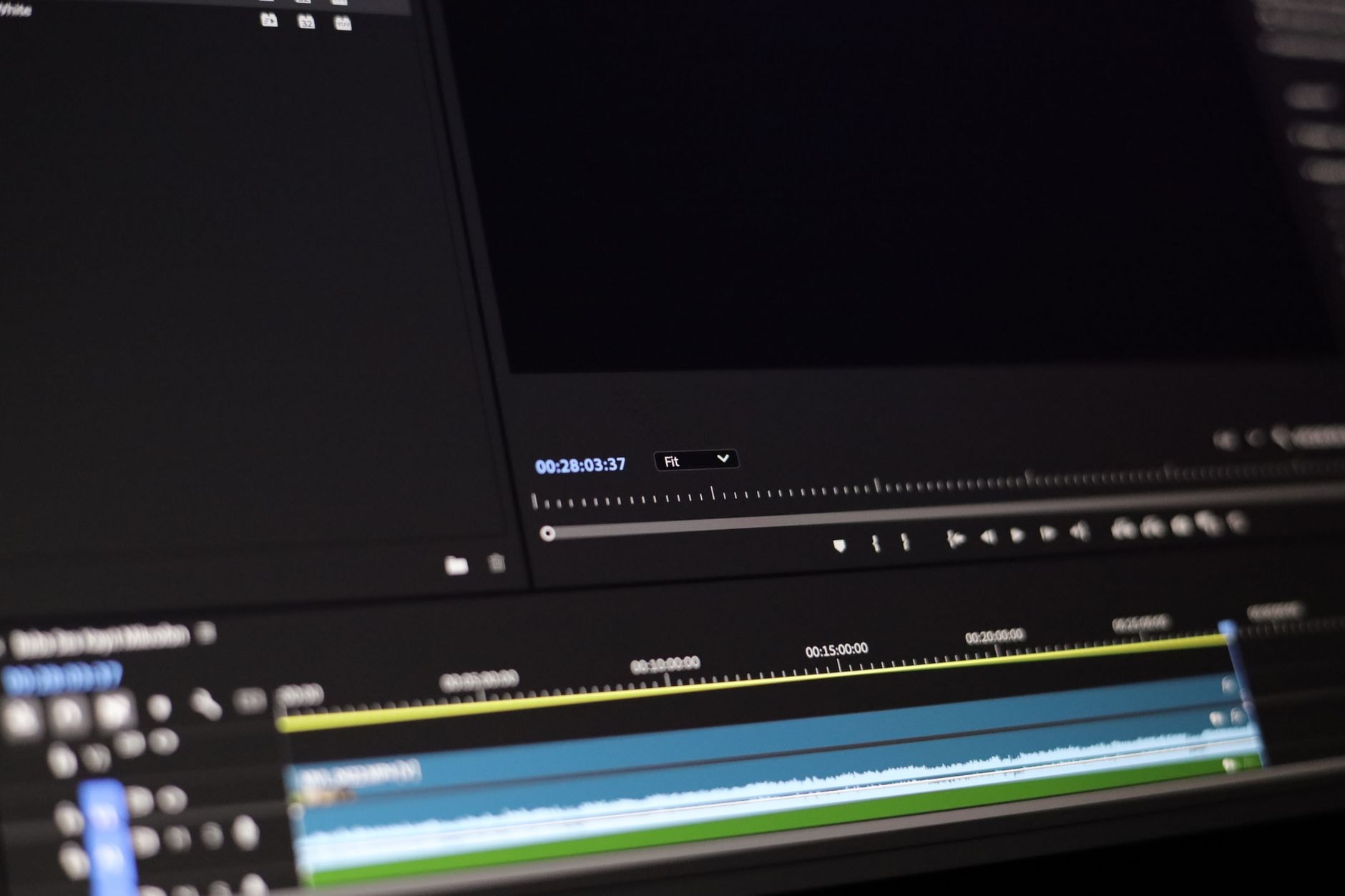 Logiciel de montage vidéo ouvert sur un écran