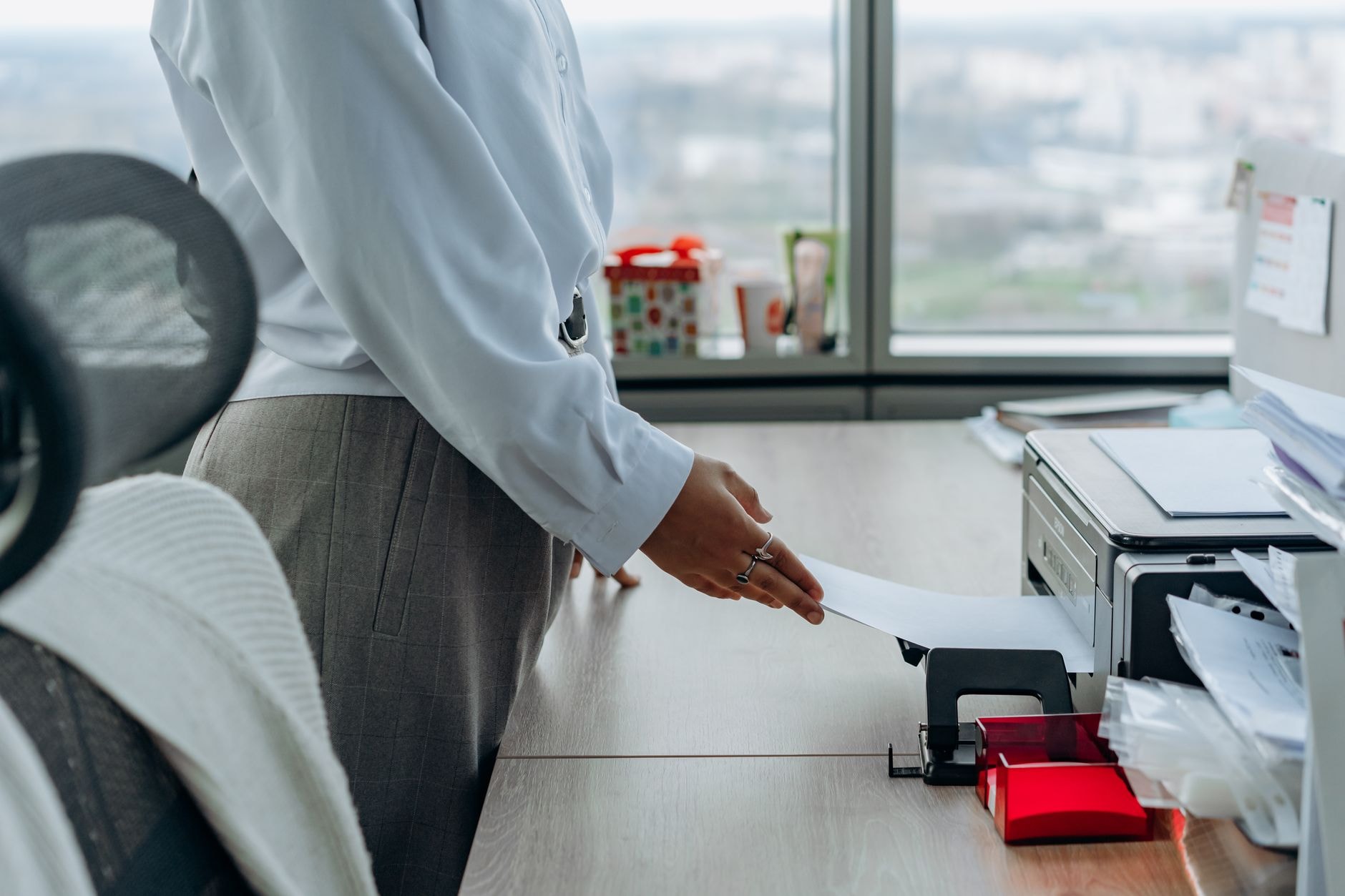 Vieil ordinateur de bureau et imprimante dans un bureau à domicile