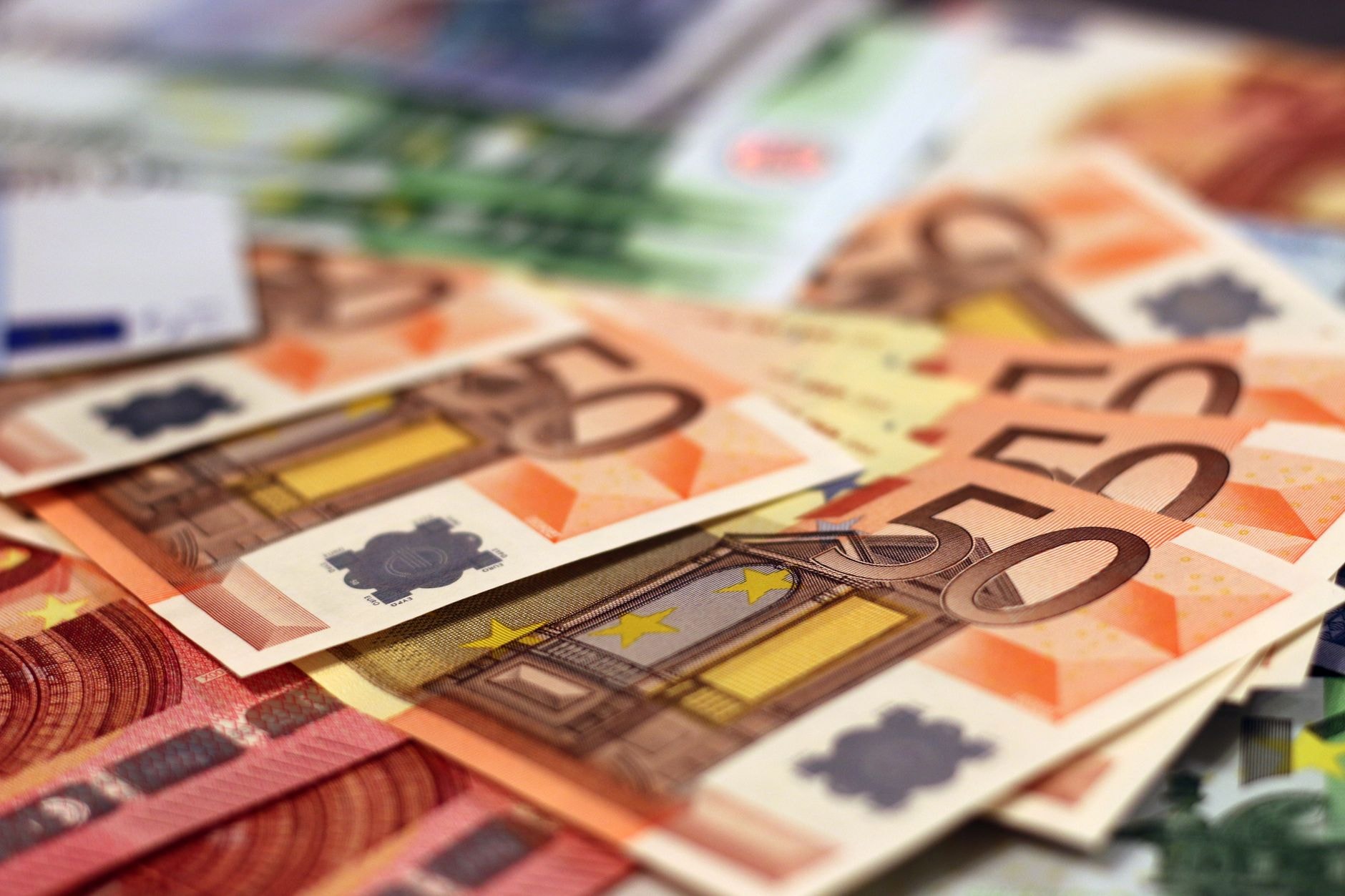 Billets en euros posés sur une table