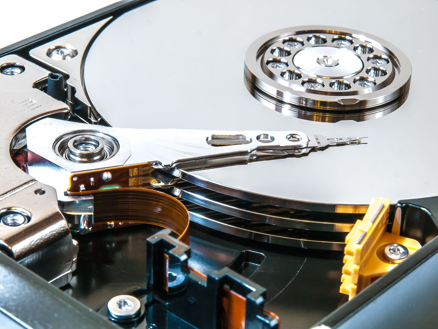 Disque dur mécanique ouvert montrant ses plateaux magnétiques
