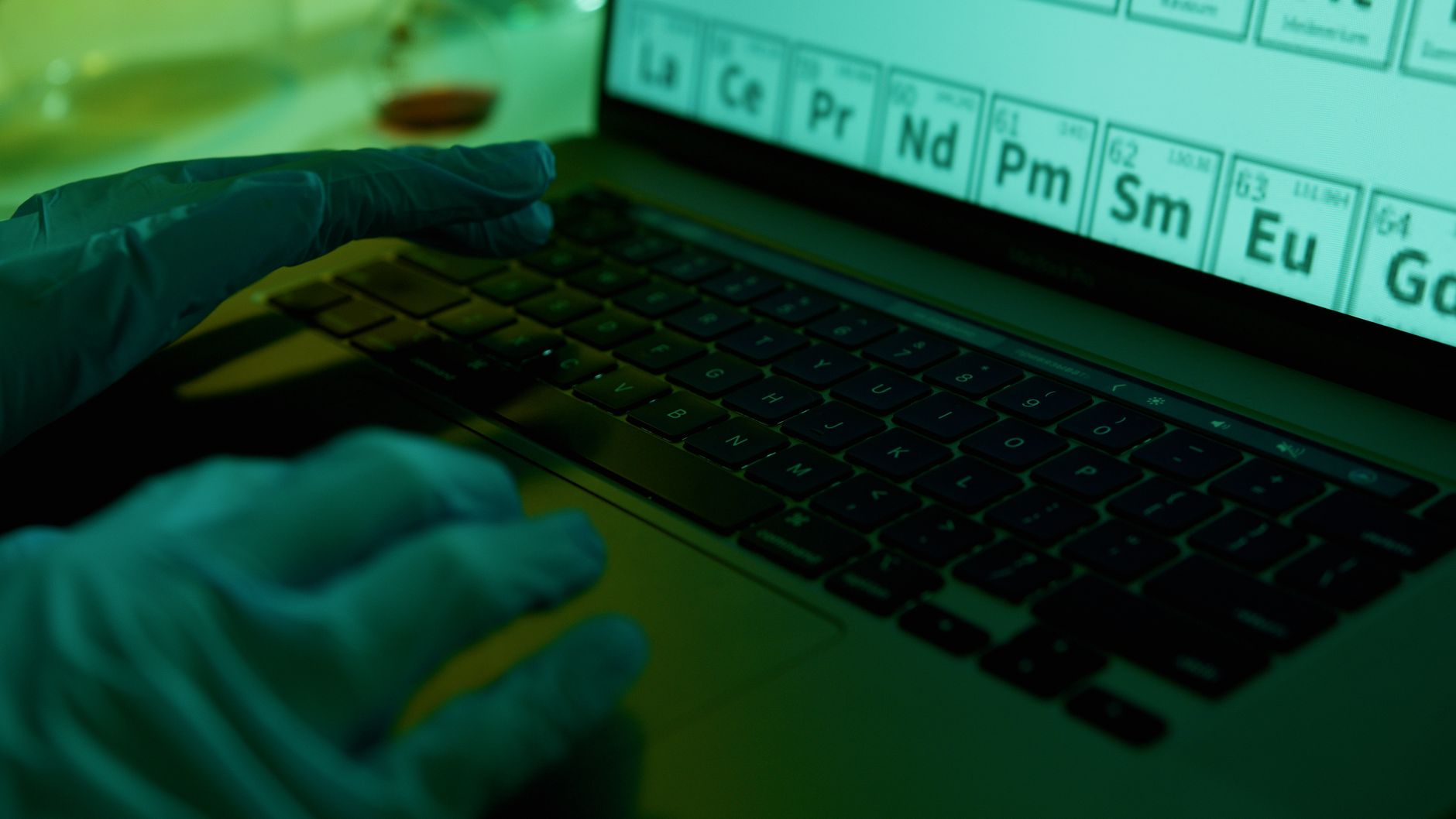 Personne vérifiant une information sur son ordinateur