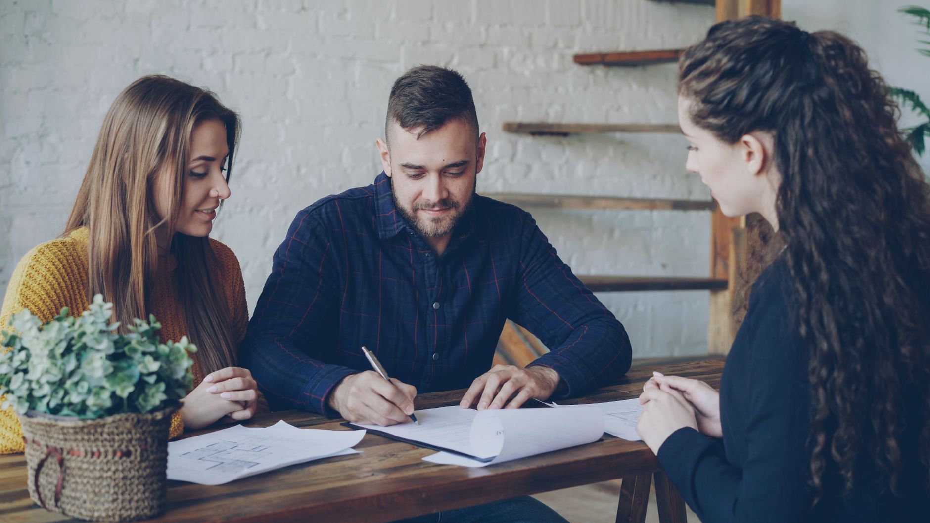 Couple signant un contrat immobilier chez le notaire