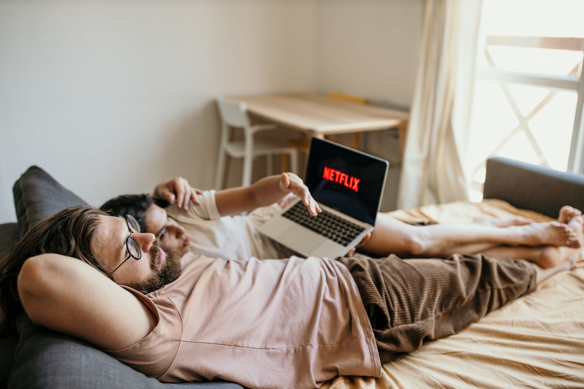 Personne regardant une série en streaming sur son canapé