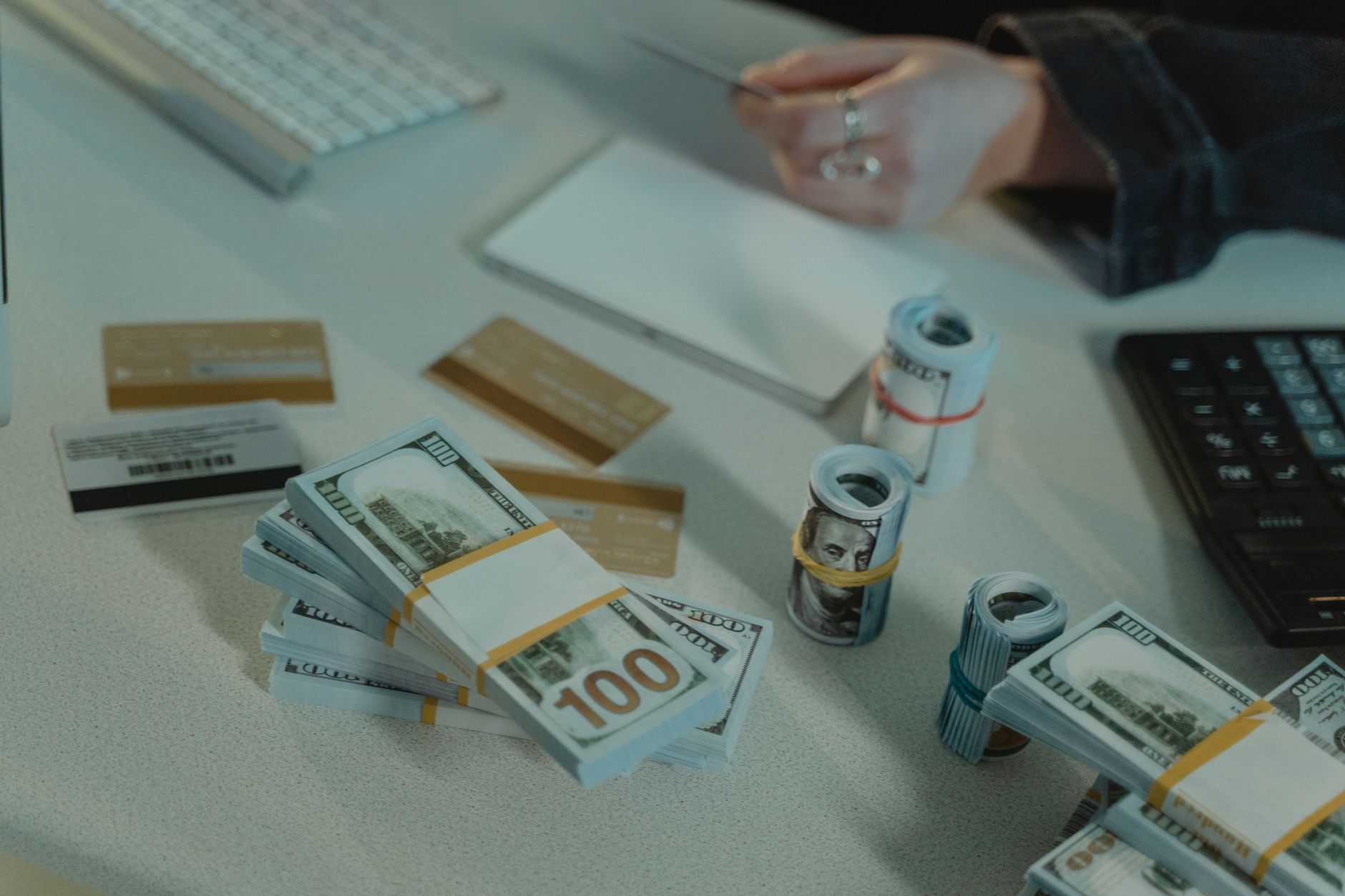Payer en espèces ou par carte : ce que chaque méthode vous fait vraiment dépenser