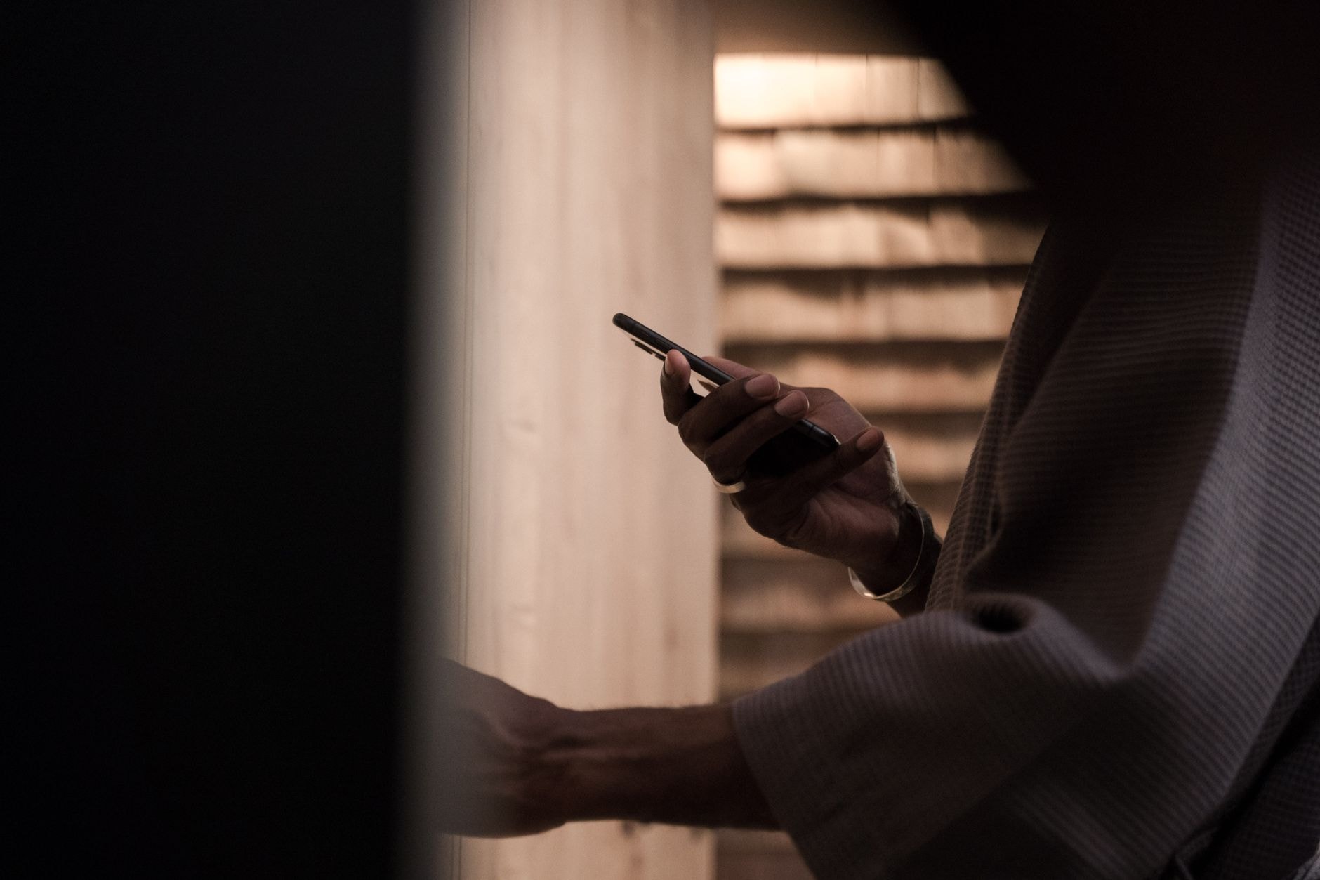 Smartphone tenu en main pendant une navigation