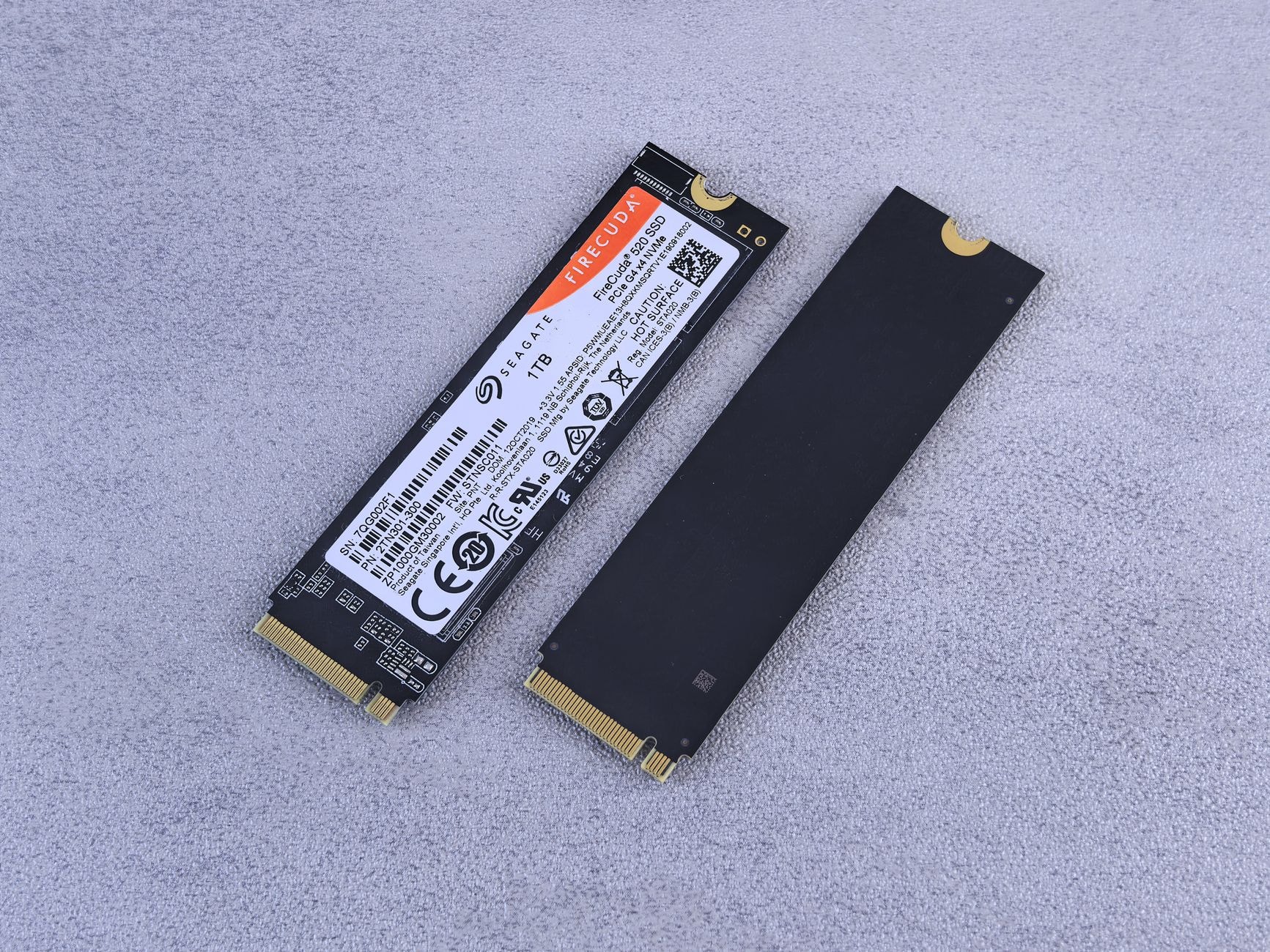 SSD au format M.2 tenu entre deux doigts