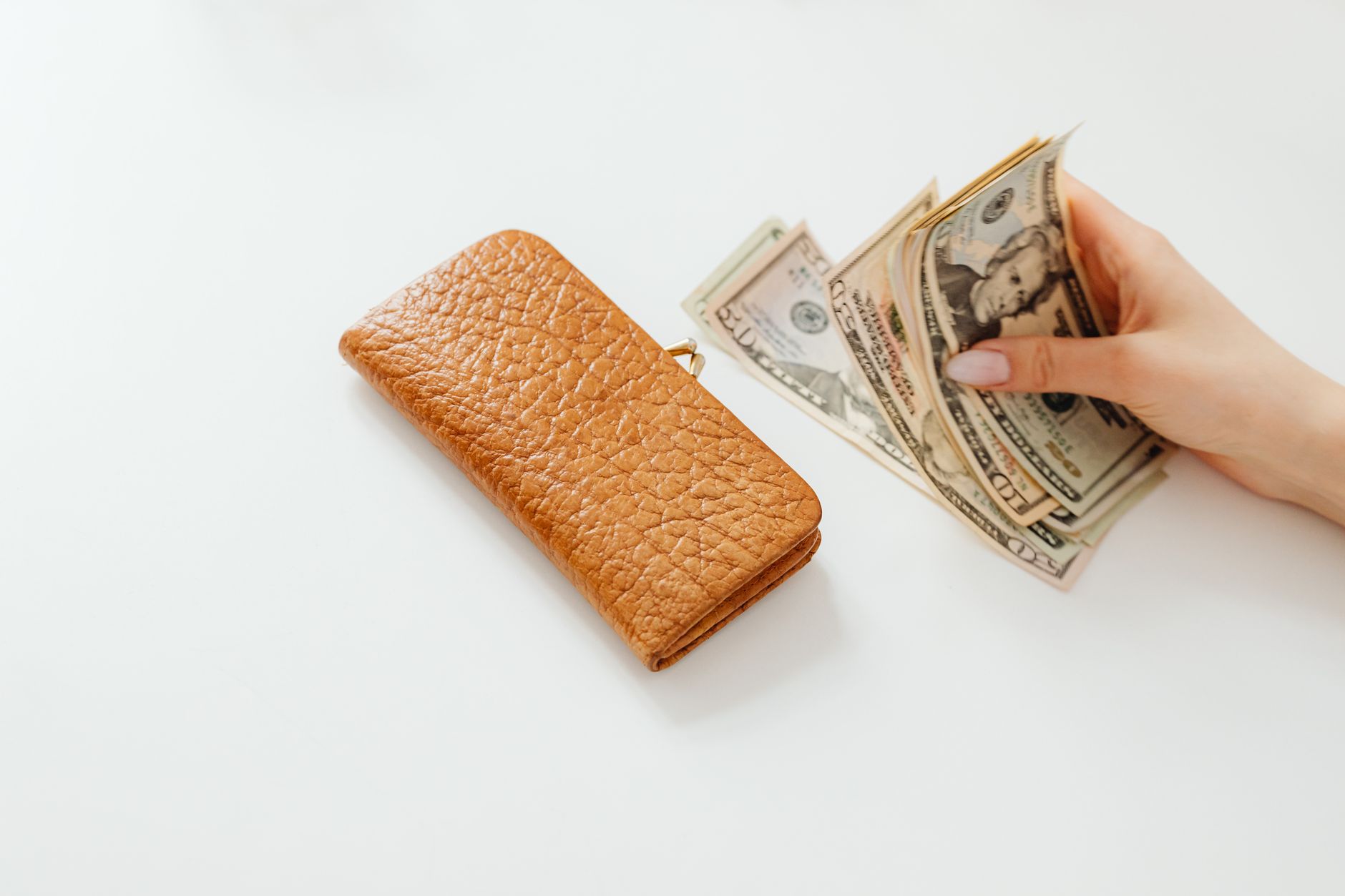 Portefeuille avec des billets à compter