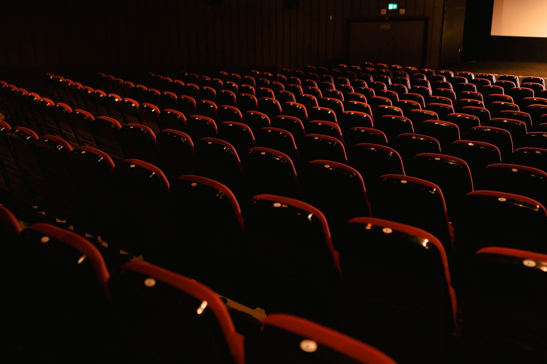 Rangées de sièges vides dans une salle de cinéma