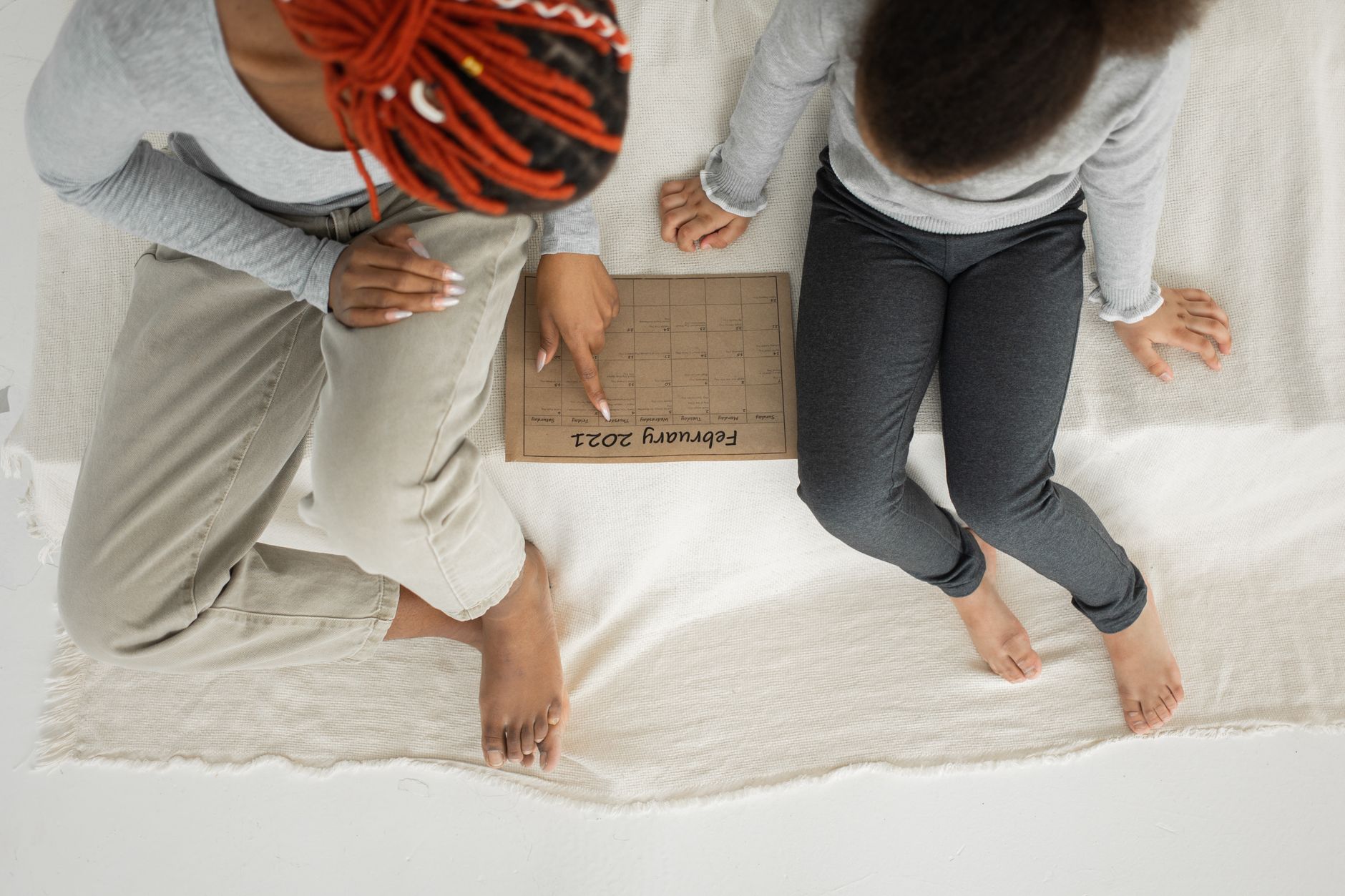 Famille planifiant ses vacances sur un calendrier