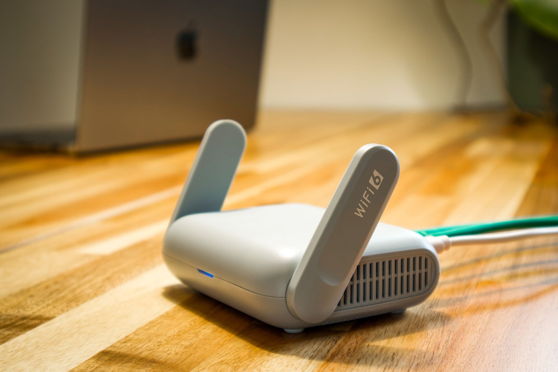 Petit routeur Wi-Fi portable posé sur une table