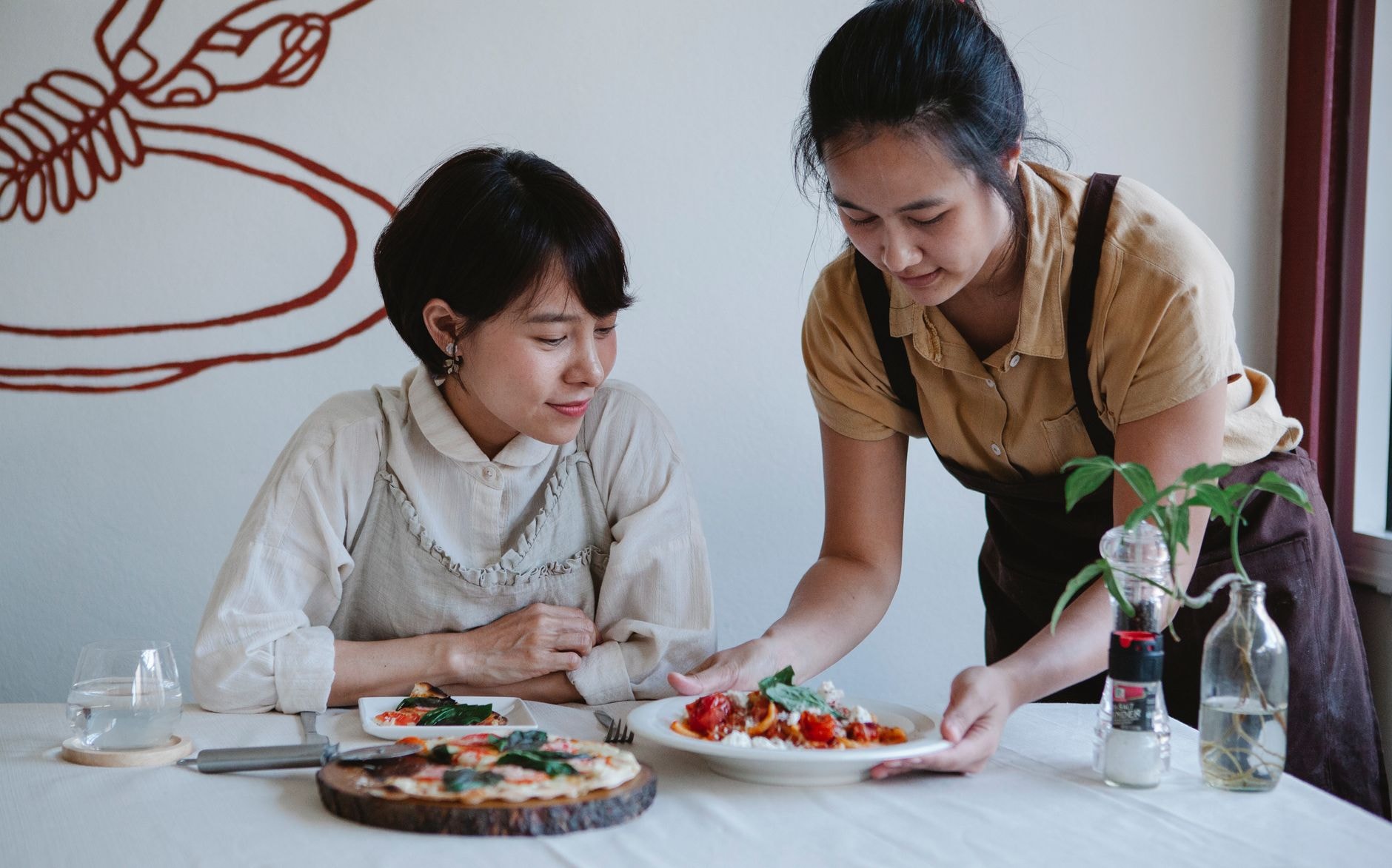 Serveuse en service dans un petit restaurant