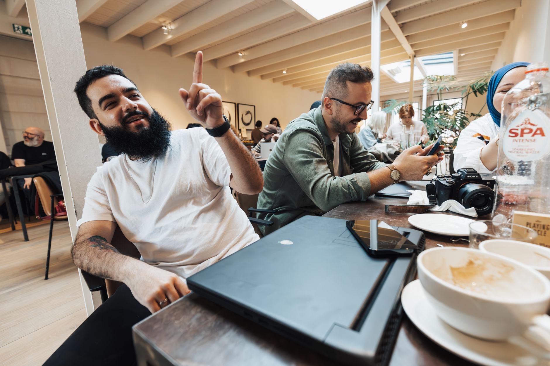 Ordinateur portable connecté à un smartphone sur une table de café