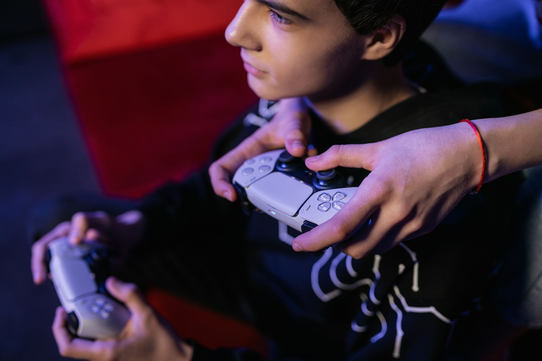Joueur concentré devant un jeu vidéo