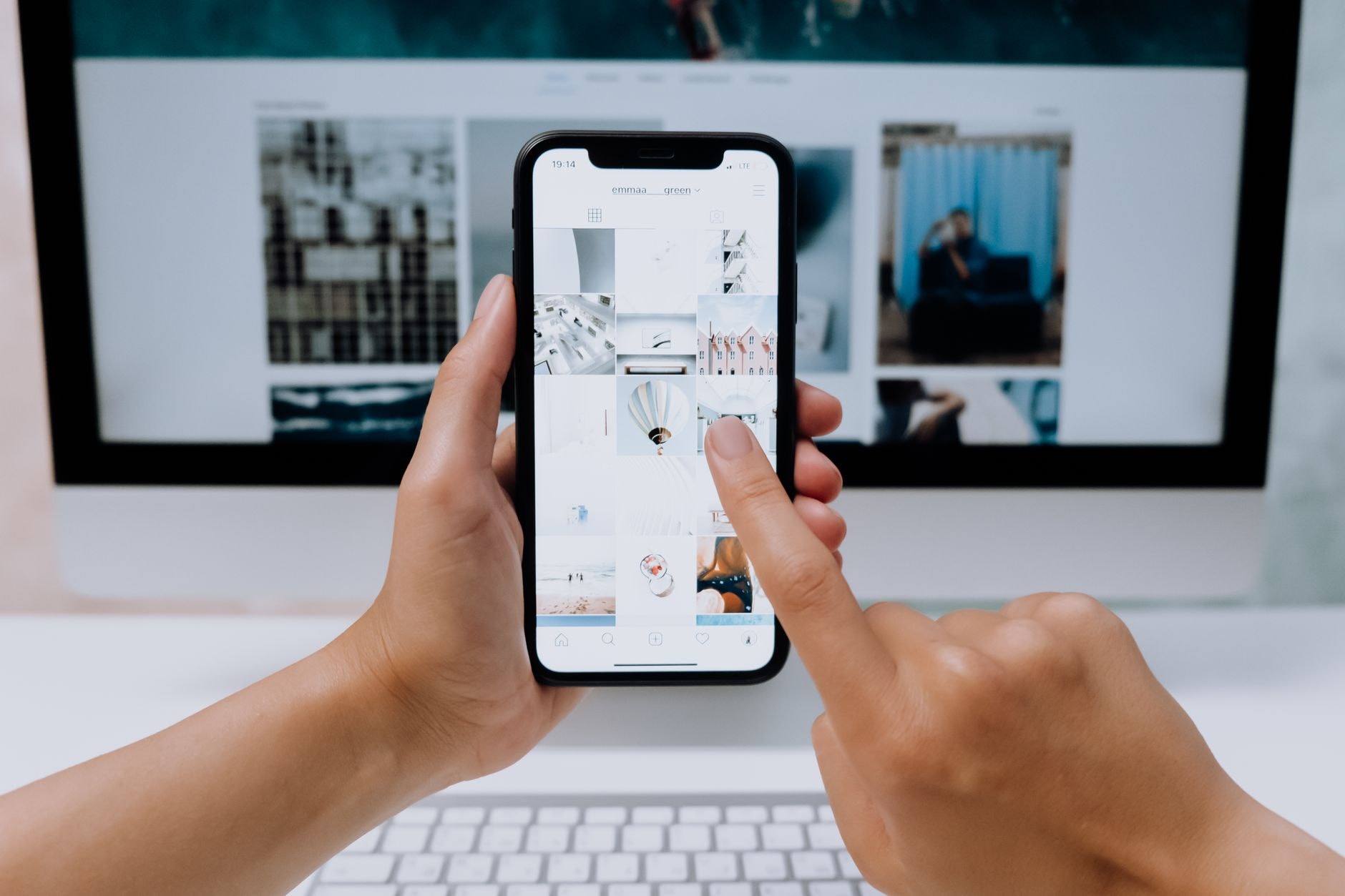 Smartphone affichant un site riche en images