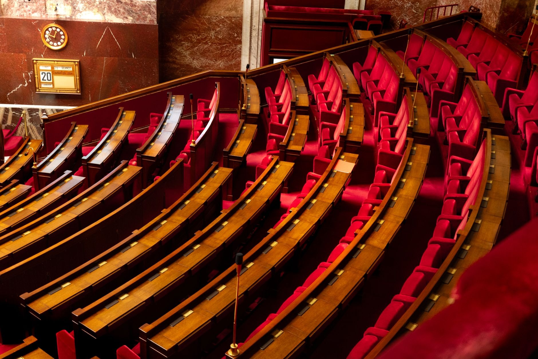 Hémicycle d'un parlement vu en hauteur