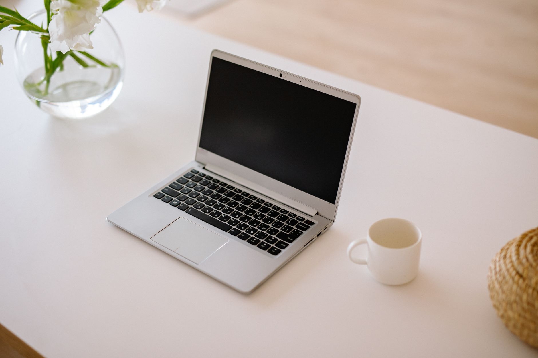 Ordinateur portable récent sur un bureau lumineux