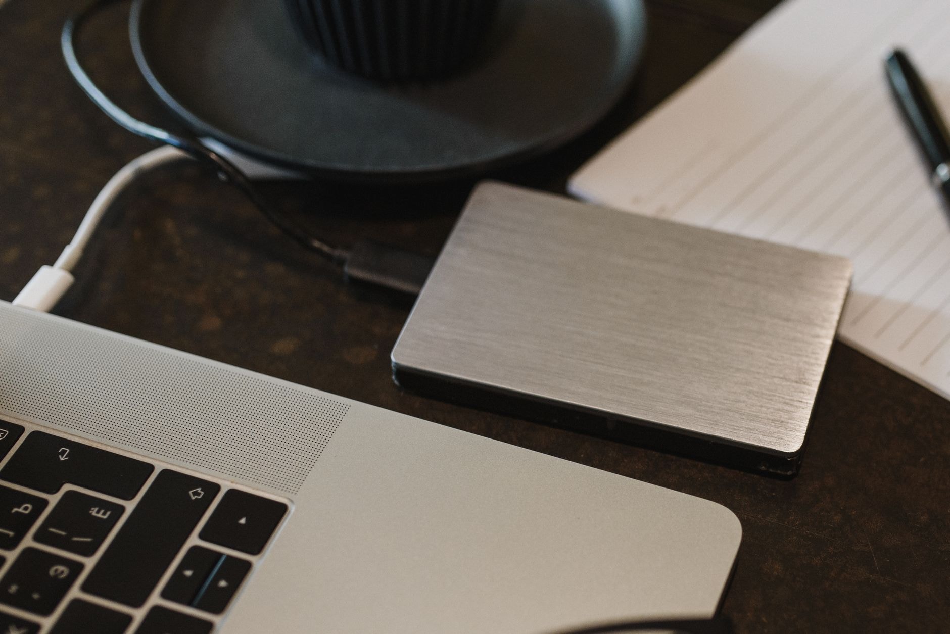 Disque dur externe branché à un ordinateur portable