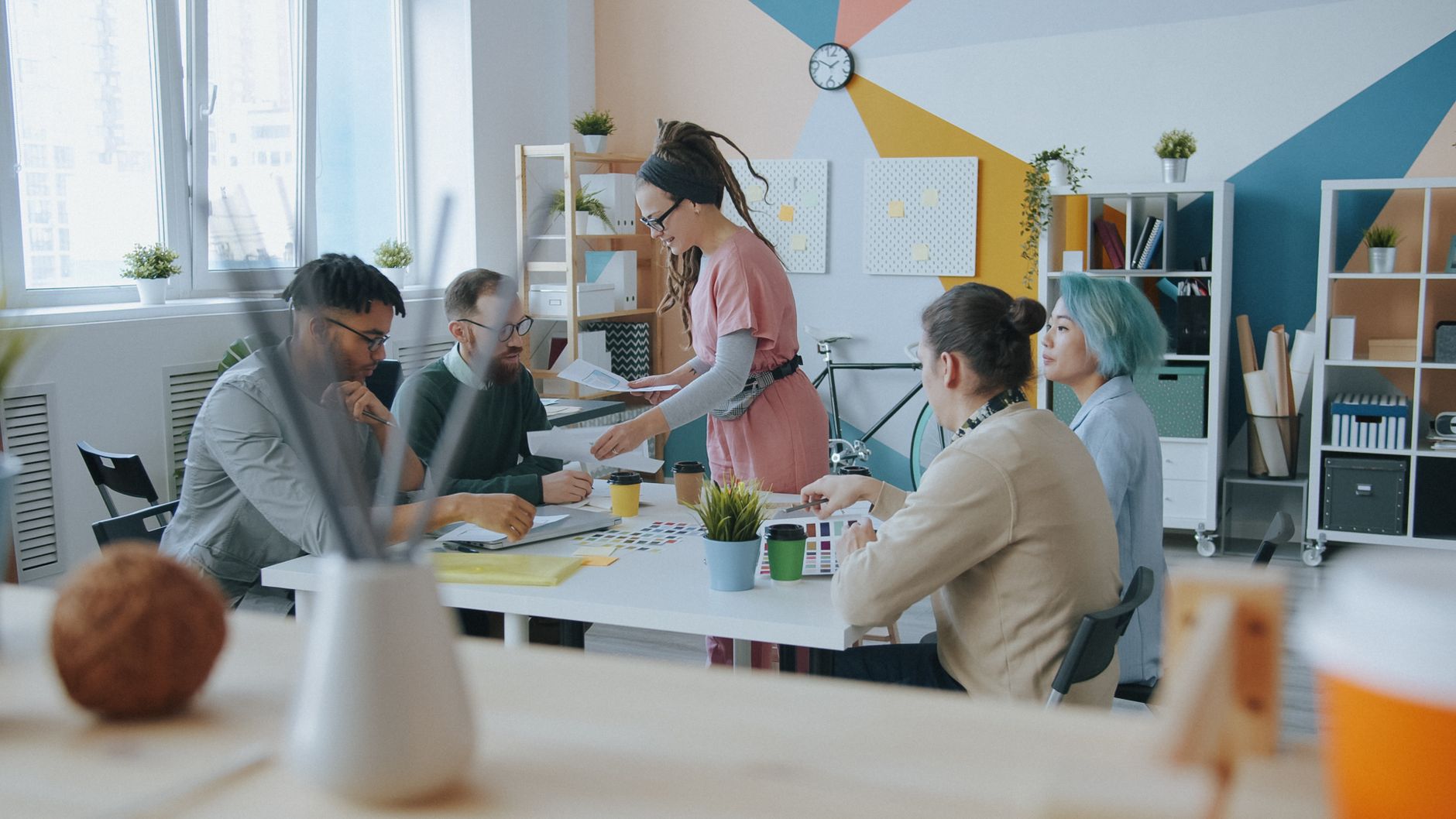 Employés collaborant en open space
