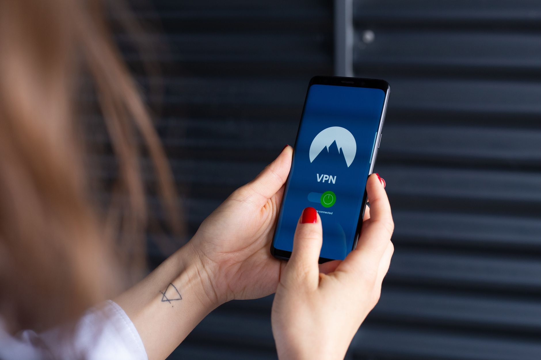 Smartphone affichant une application de VPN