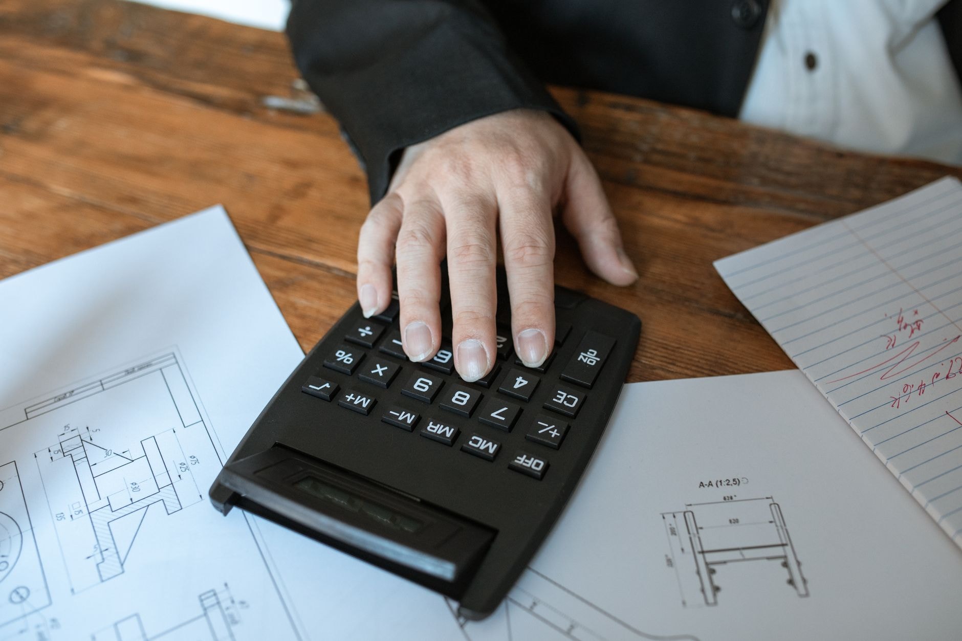 Fiche de paie et calculatrice sur un bureau