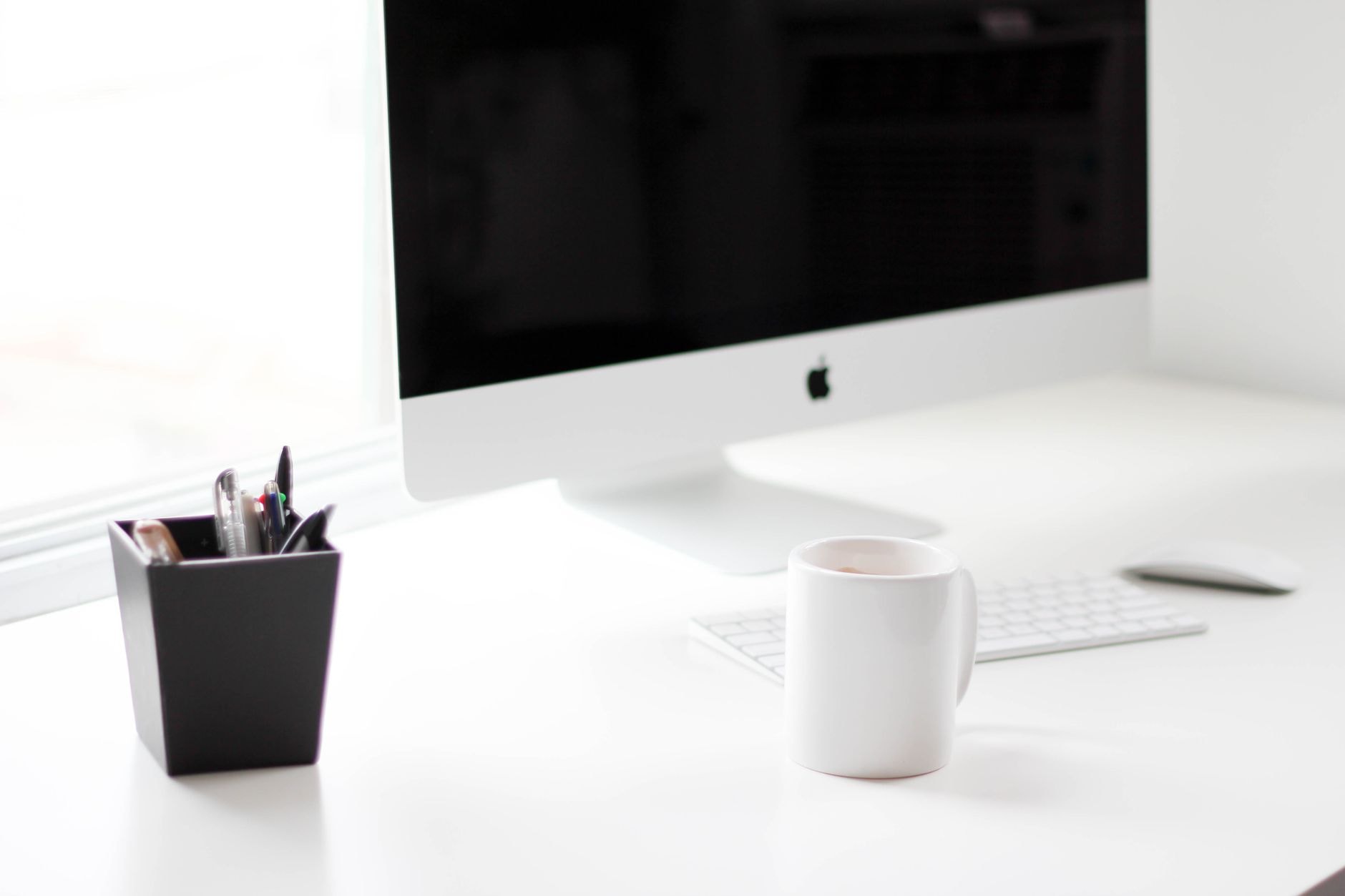 Bureau avec ordinateur et tasse de café
