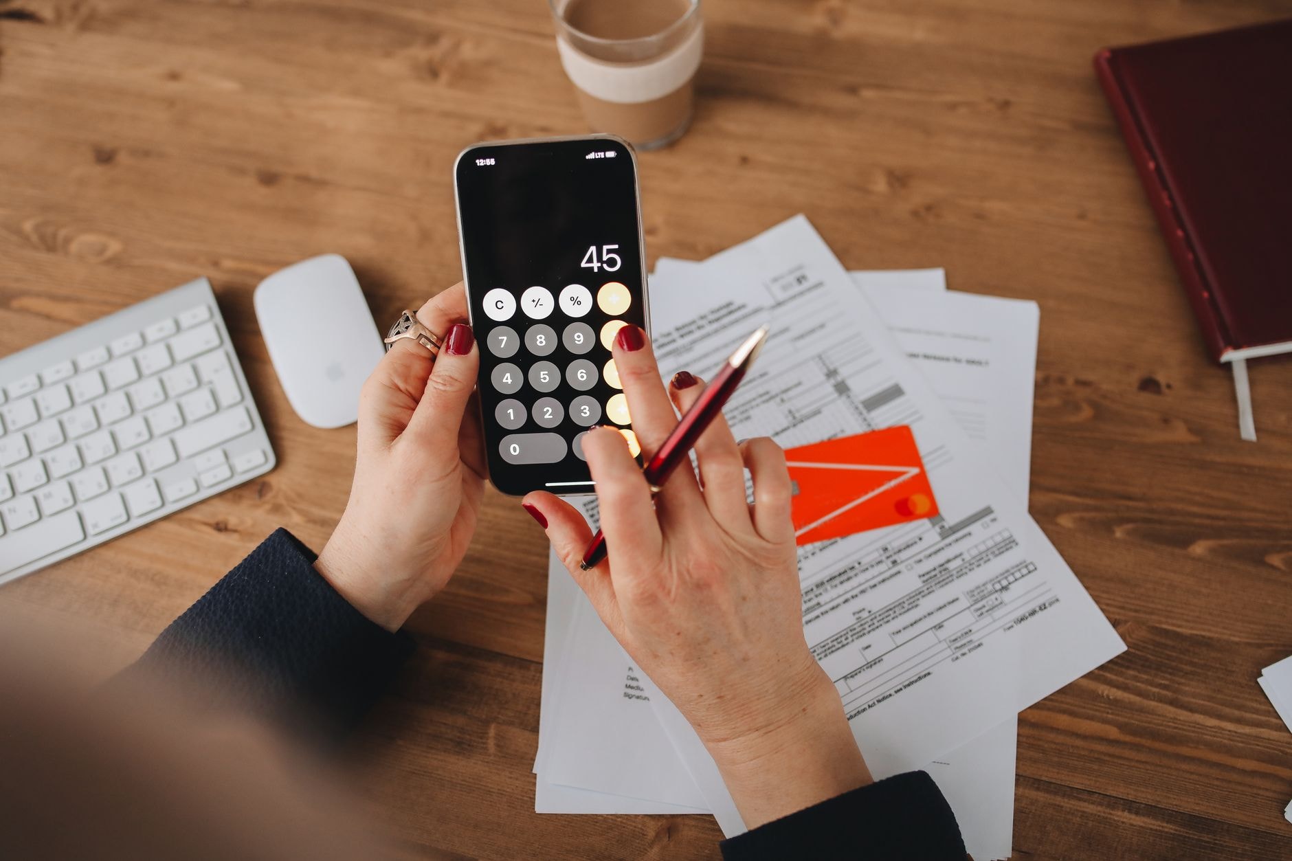 Personne consultant une facture d'abonnement sur son smartphone