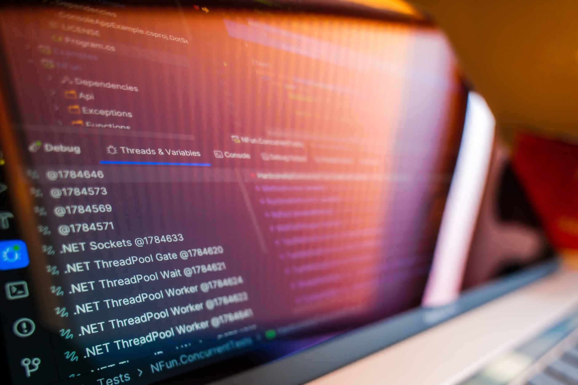 Écran affichant des lignes de code et des analyses