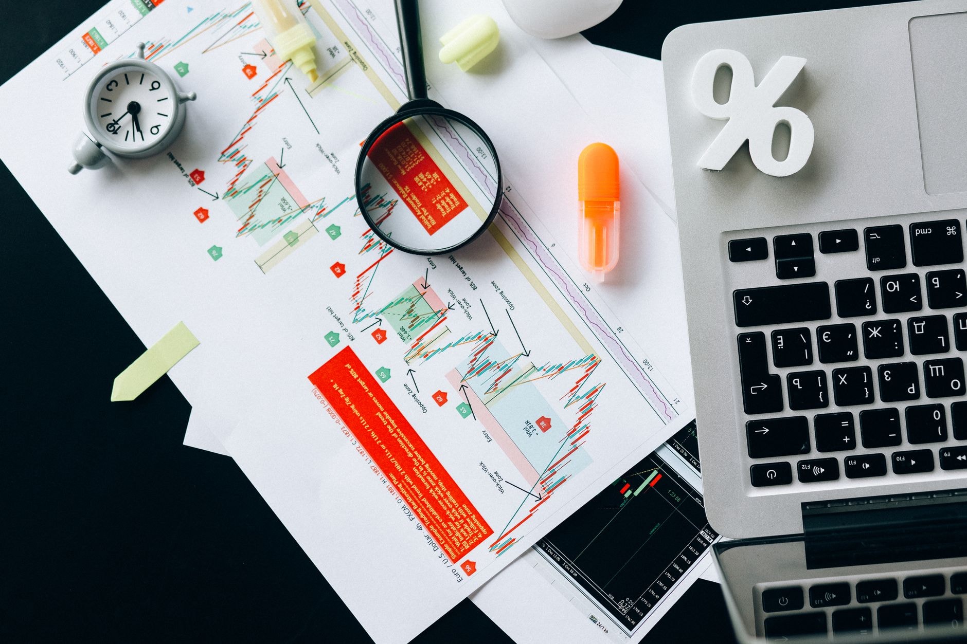 Graphiques et documents chiffrés sur un bureau