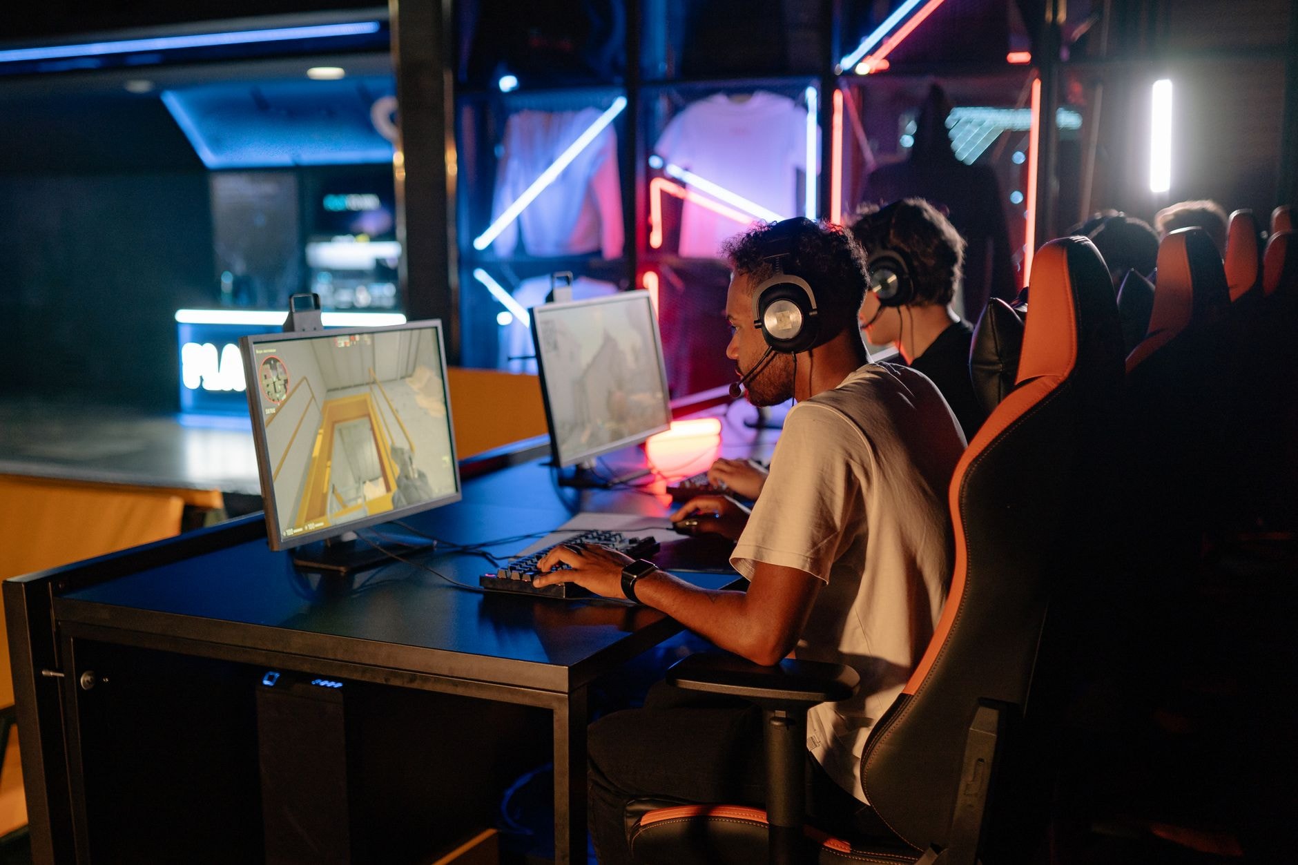 Joueur devant un écran de PC