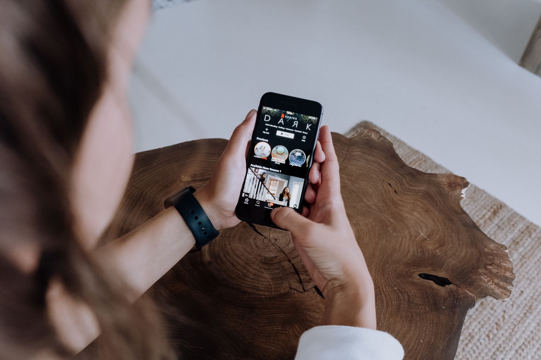 Personne regardant l'actualité sur son smartphone