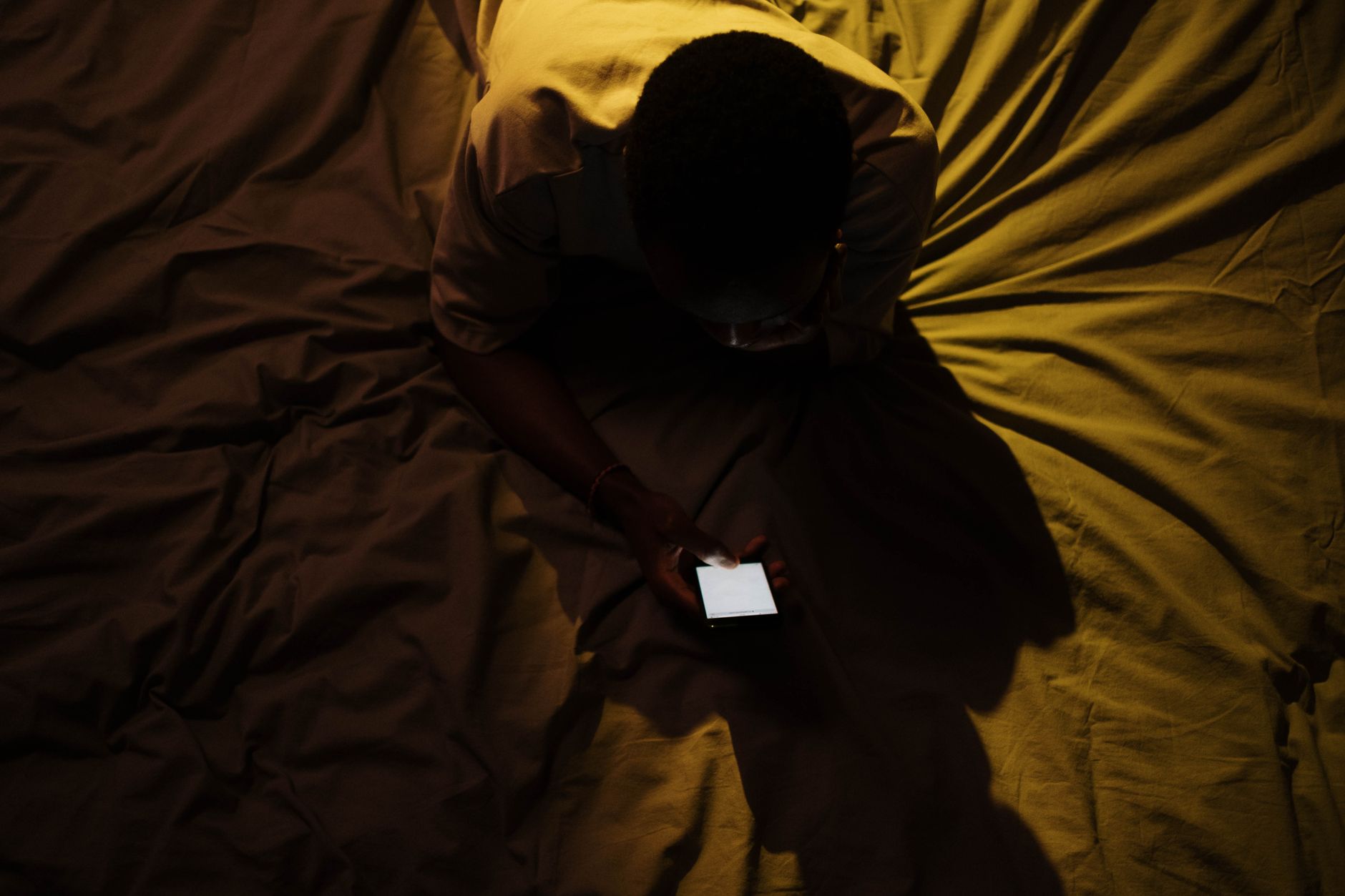 Écran avant de dormir : ce que le mythe de la lumière bleue cache vraiment