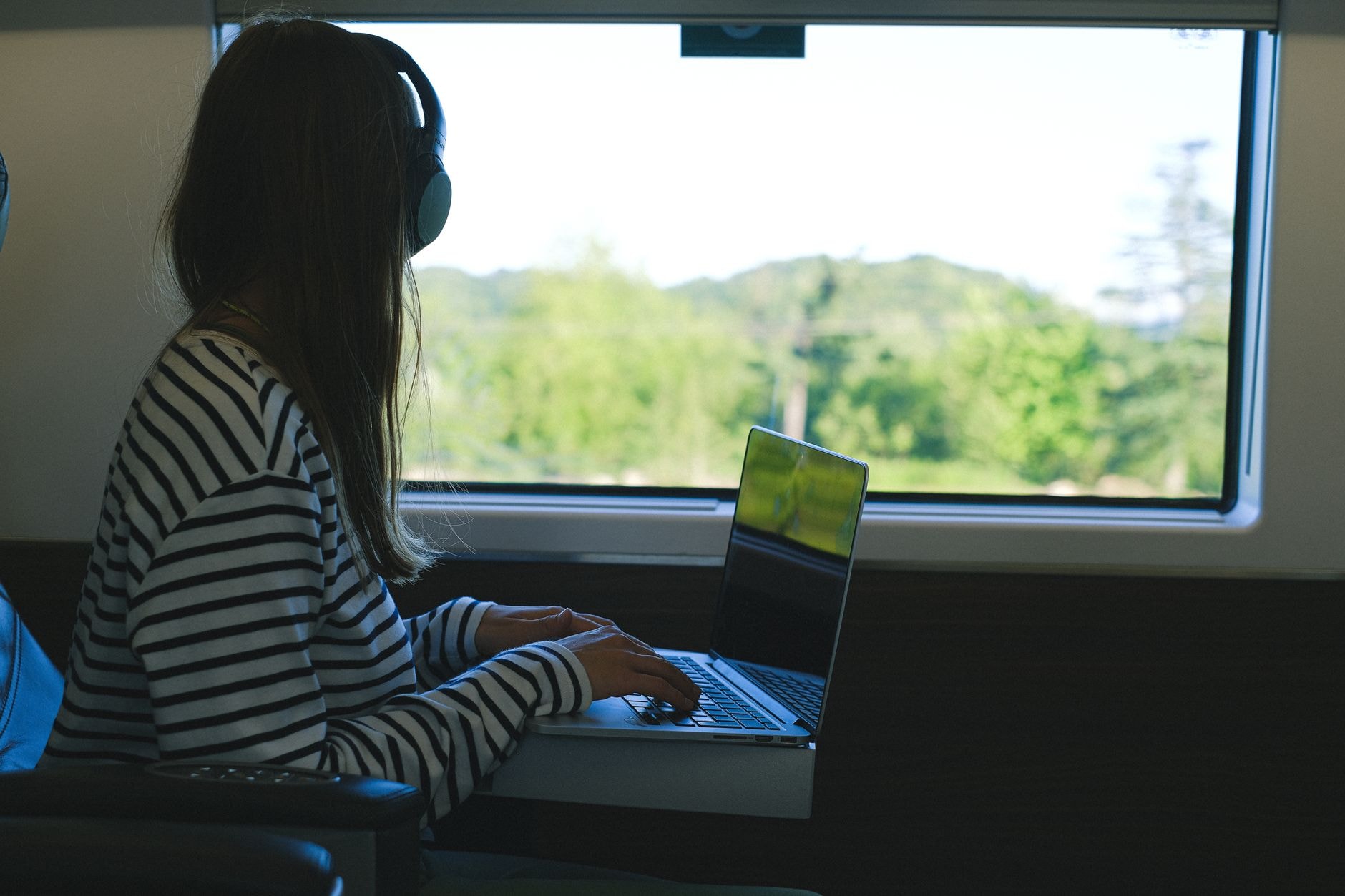 Personne travaillant sur un ordinateur dans un train