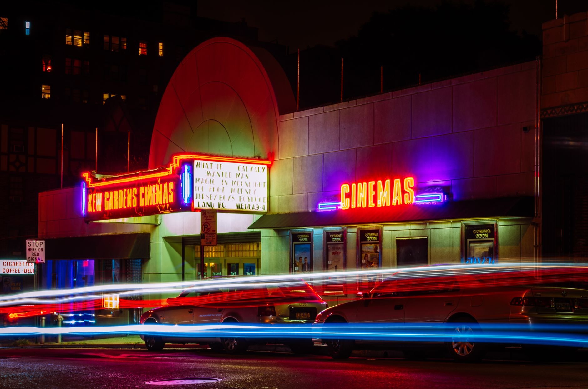 Façade de cinéma illuminée la nuit