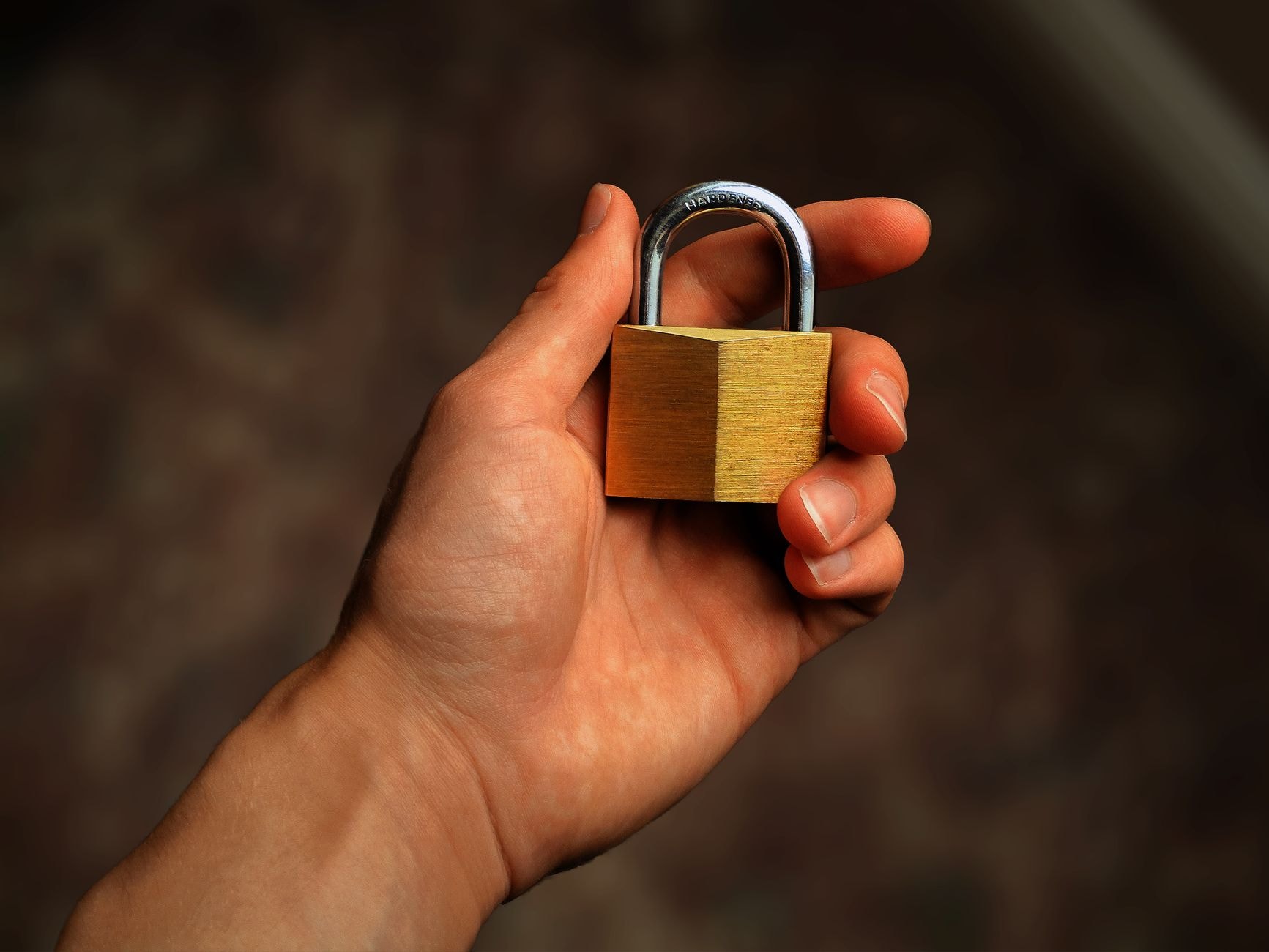 Cadenas posé sur un clavier d'ordinateur