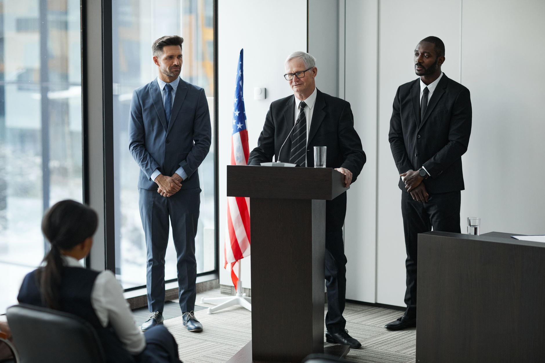 Conférence de presse institutionnelle avec pupitre